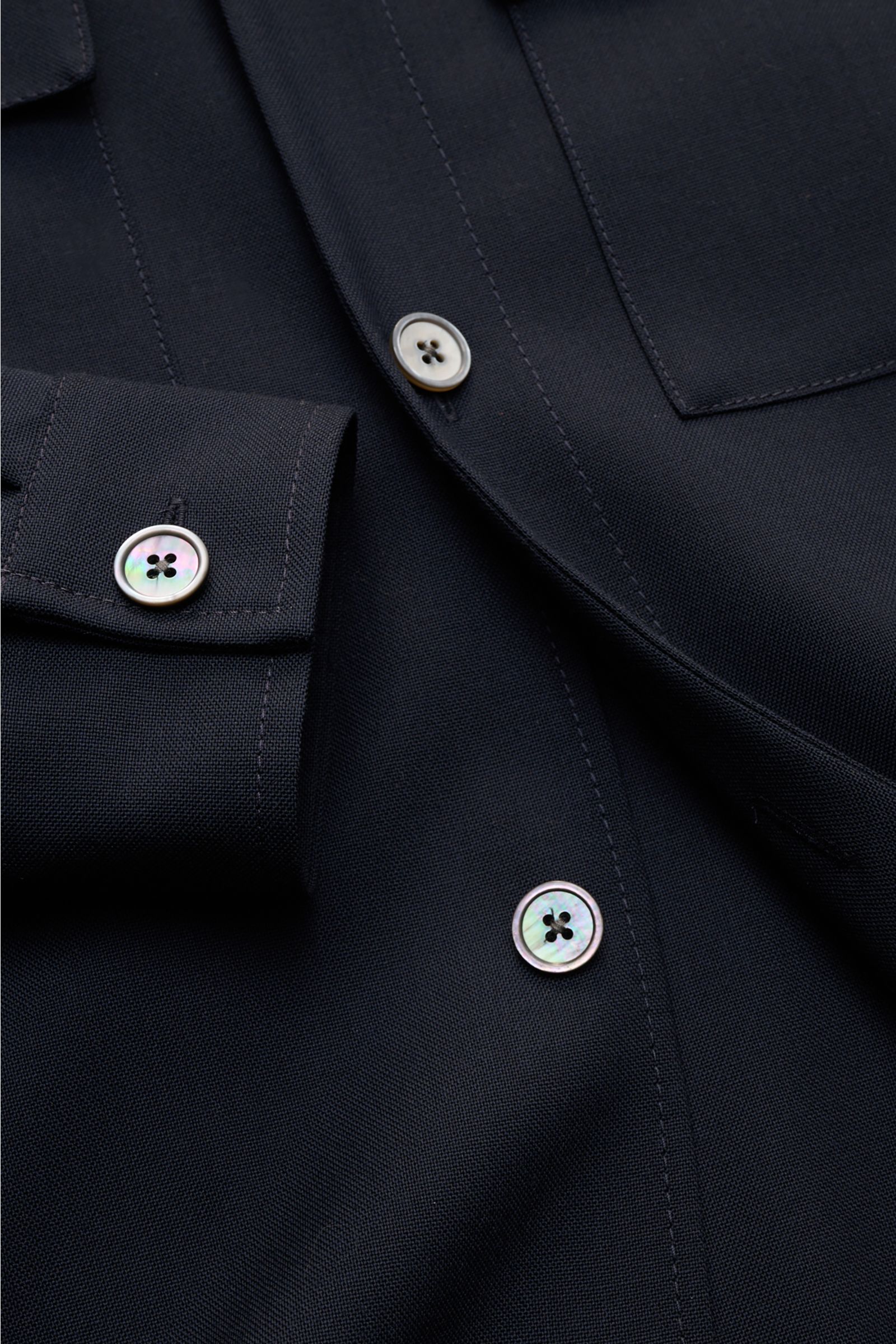 Windsor Jacke 'Lavoro' navy aus reiner Schurwolle, ungefüttert, mit Fünf-Knopf-Leiste, Umlegekragen, Brusttaschen, Detailaufnahme von vorne.