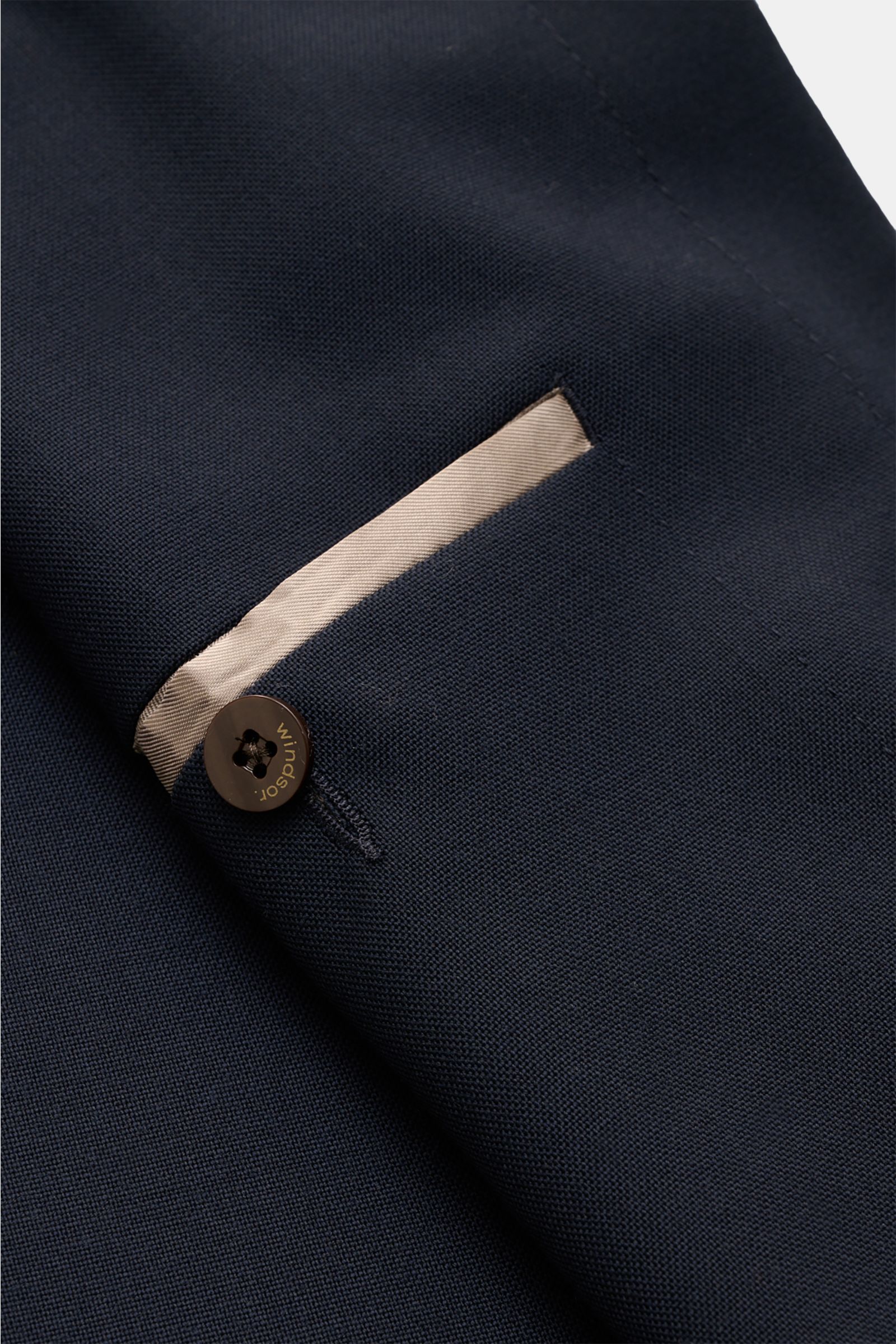 Nahaufnahme des Ärmels der Windsor Jacke 'Lavoro' navy aus reiner Schurwolle mit Knopf und beiger Innenverarbeitung, ungefüttert, Regular Fit.