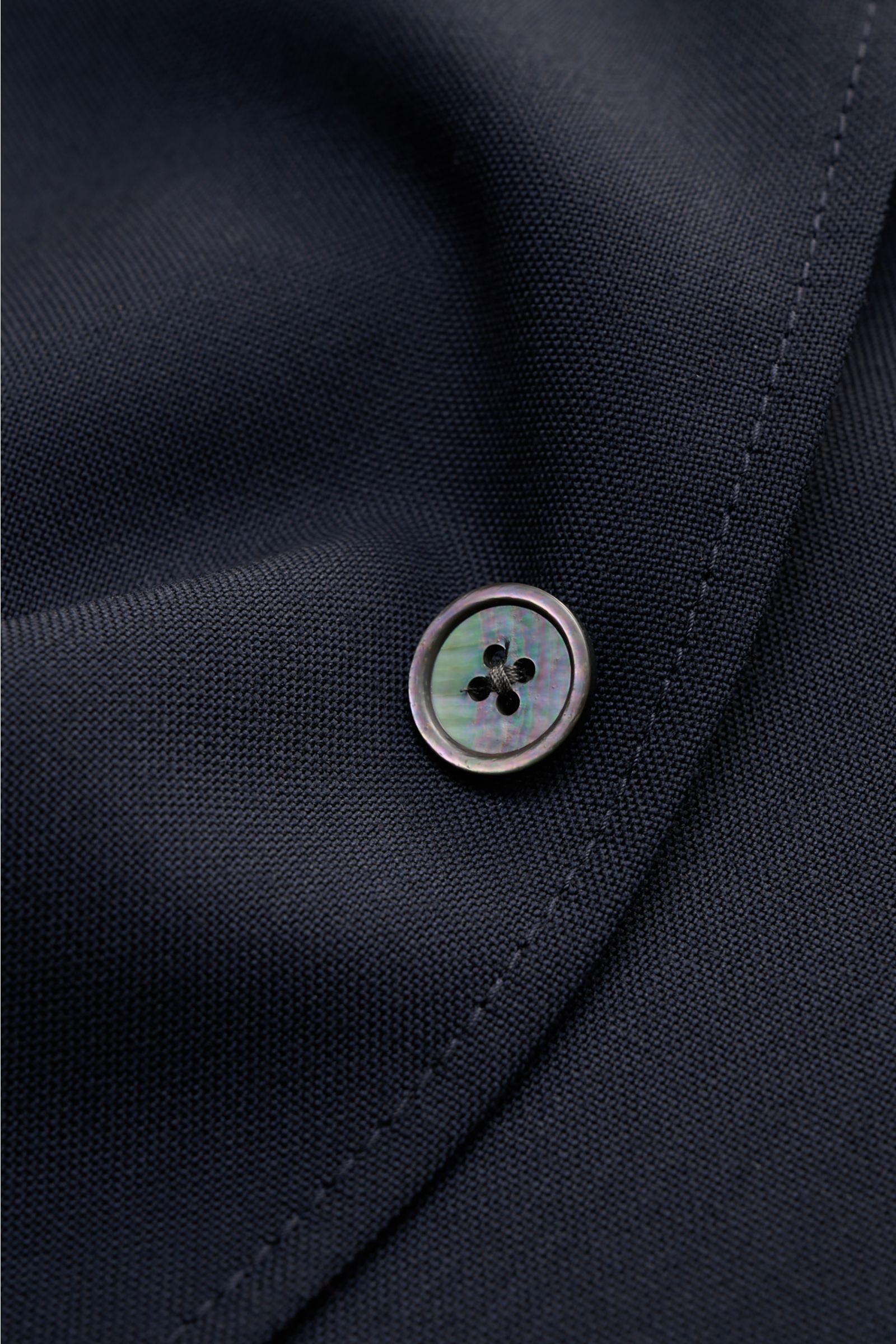 Windsor Jacke 'Lavoro' navy in Nahaufnahme von Knopf und Stoffstruktur, reine Schurwolle, ungefüttert, Regular Fit, Pattentaschen, Umlegekragen.