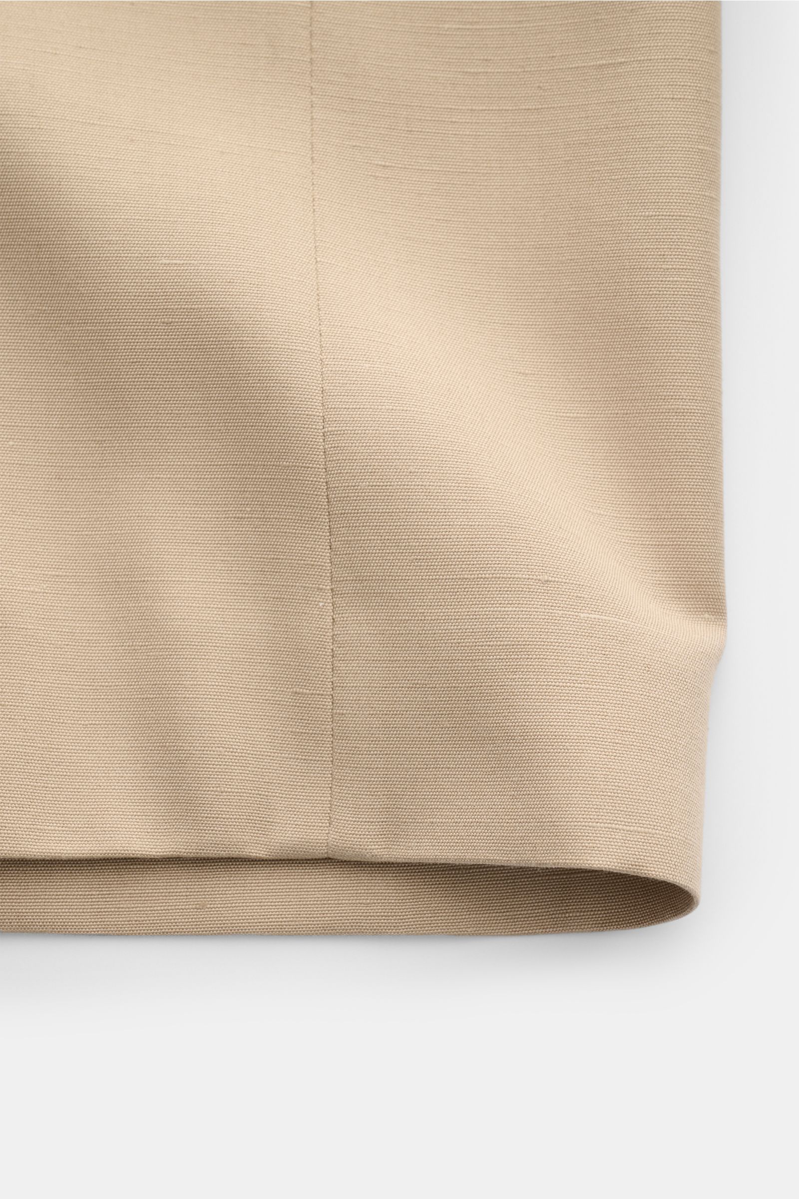 Close-up front hem detail of Lardini Jacket 'Panosh' beige, a slim fit between-seasons field jacket in viscose with silk.

Between-seasons jacket with style: The 'Panosh' model in viscose with silk by LARDINI is designed in the style of a field jacket,