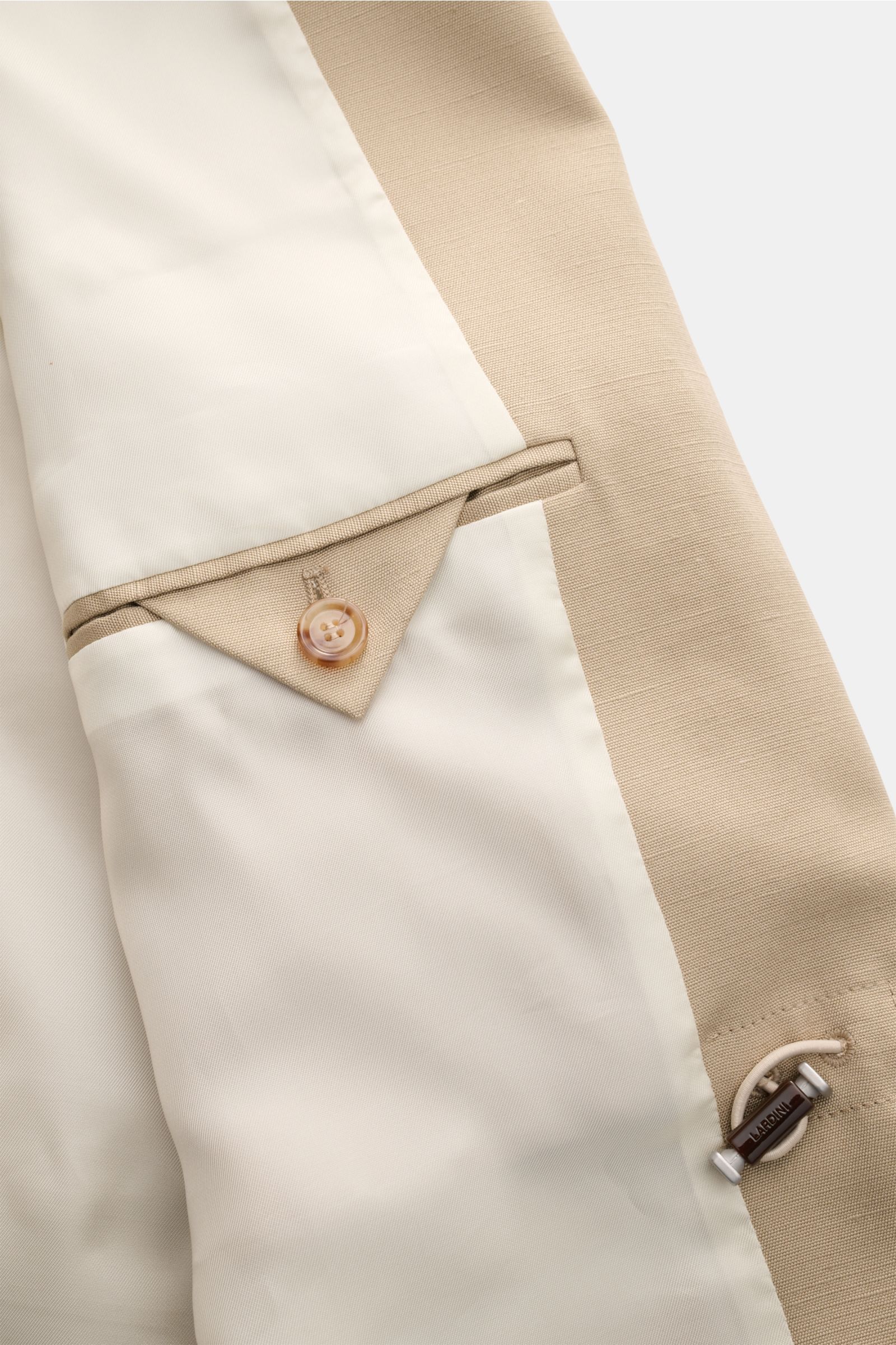Innenansicht der Lardini Jacke 'Panosh' beige mit geschmeidigem Futter, Innentasche und Knopfverschluss, Detailfoto.
