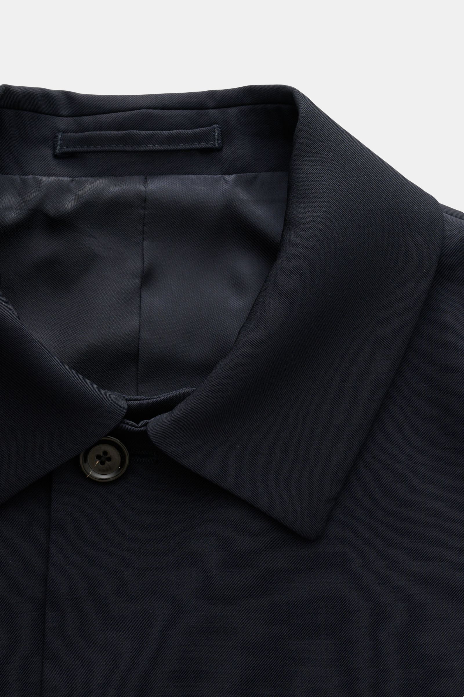 Close-up front view of Lardini Jacke 'Pastone' navy, a slim fit, pure wool jacket with smooth texture, four-button placket, turn-down collar, three front pockets, sleek lining, and two inner pockets. Zeitloser Begleiter für die Übergangszeit: Die luxuriös