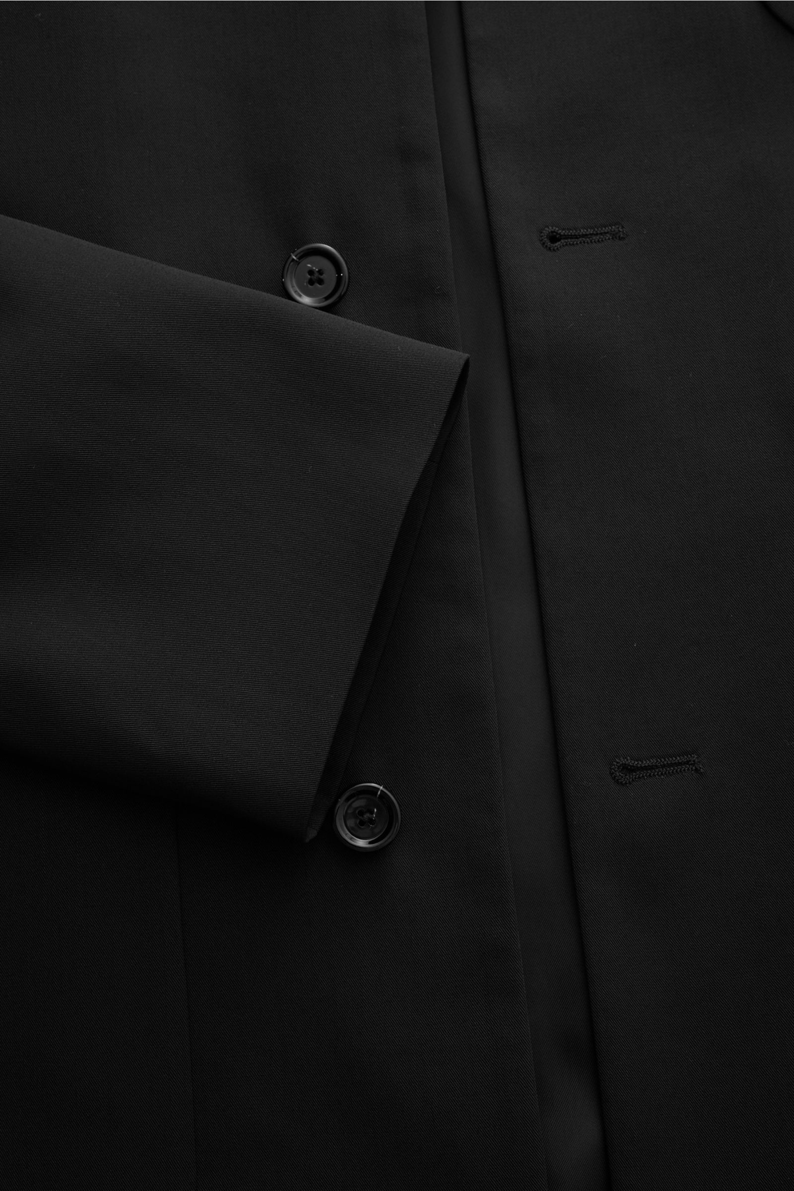 Close-up front view of the Lardini Jacke 'Pastone' schwarz showing its slim fit, four-button front, and smooth pure wool fabric.

The included content is:  
Zeitloser Begleiter für die Übergangszeit: Die luxuriöse Jacke von LARDINI aus reiner Schurwoll