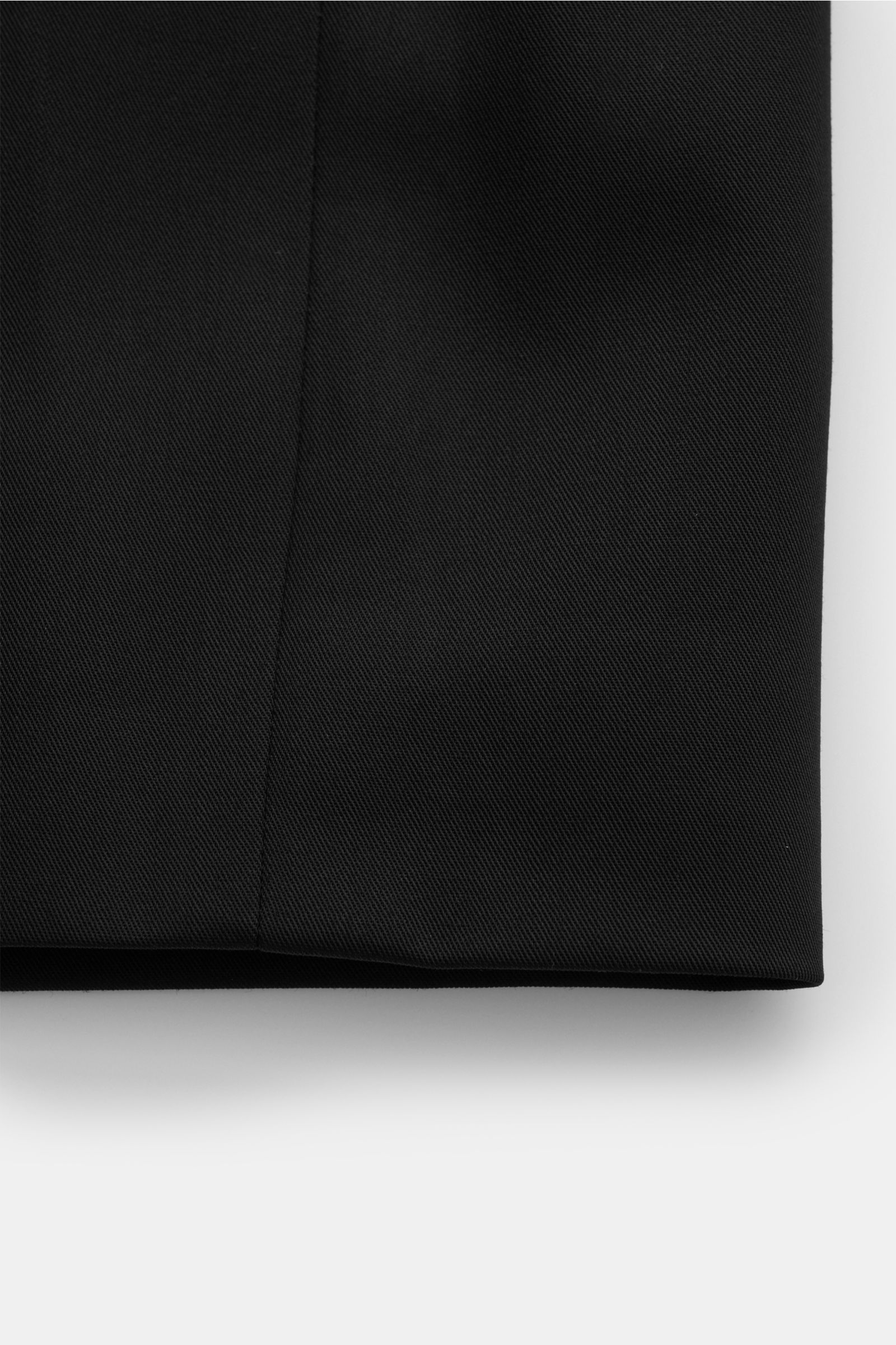 Close-up front view of the lower hem of the Lardini Jacke 'Pastone' schwarz, a slim fit black jacket in pure new wool with smooth texture, featuring a four-button placket, turn-down collar, three front pockets, smooth lining fabric, and two inner pockets,