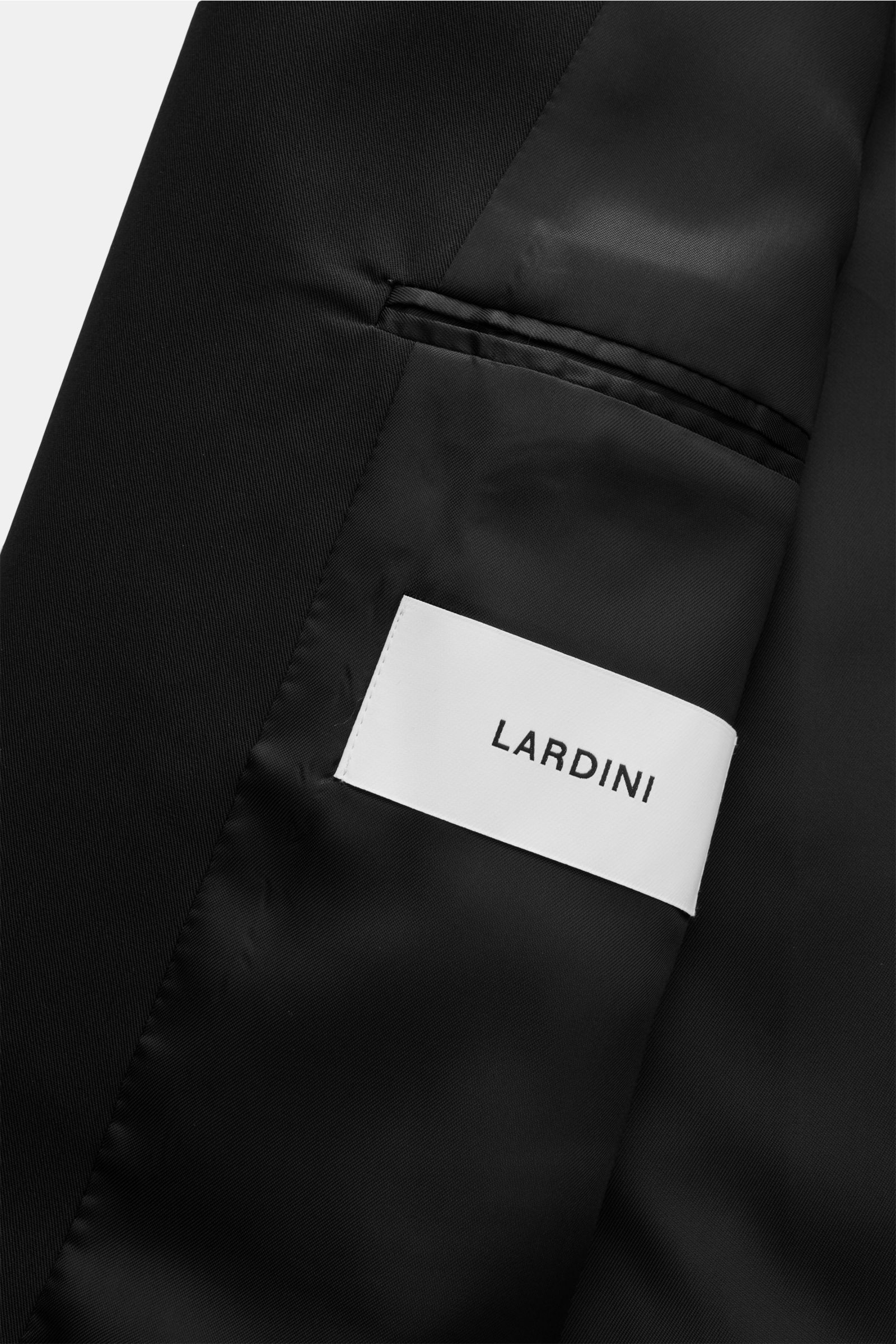 Close-up interior view of the Lardini Jacke 'Pastone' schwarz showing smooth black lining, an inside pocket, and white LARDINI label, made from pure new wool with a slim fit, four-button front, notch collar, three front pockets, and two inner pockets for 