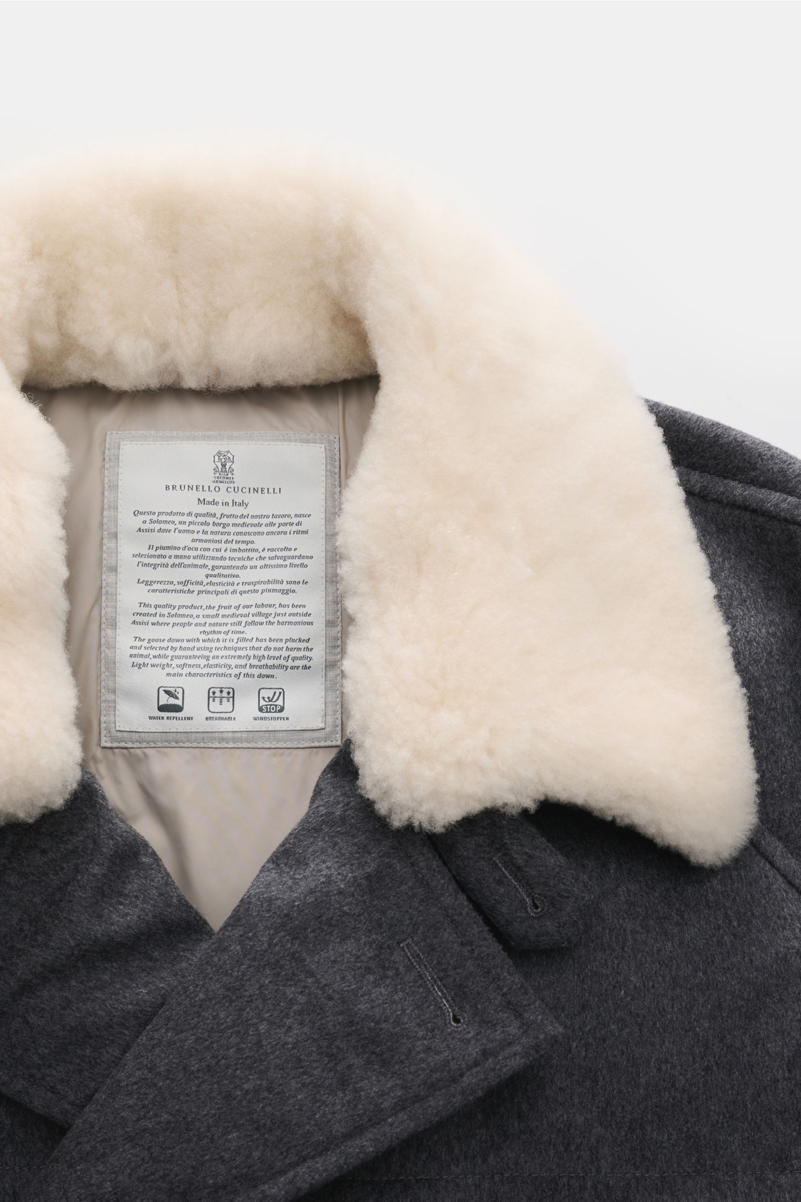 Brunello Cucinelli Daunenjacke dunkelgrau meliert, Detailaufnahme von oben, Wolljacke mit abnehmbarem, cremefarbenem Schaffellkragen.