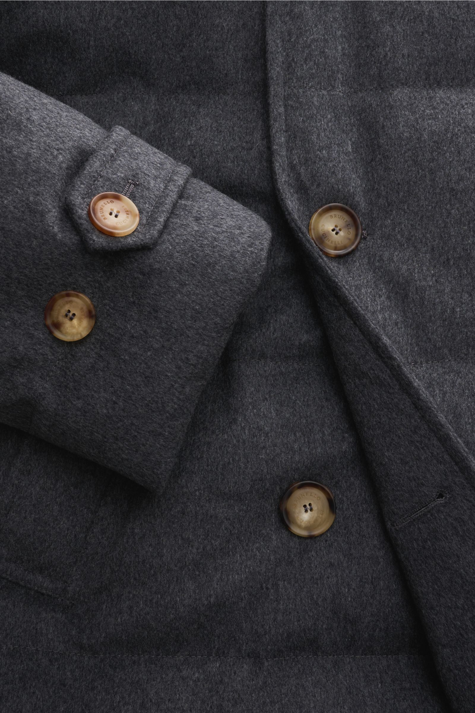 Brunello Cucinelli Daunenjacke dunkelgrau meliert, Detailaufnahme von Ärmeln und Knöpfen, reine Wolle, Daunenfüllung, variabler Kragen.
