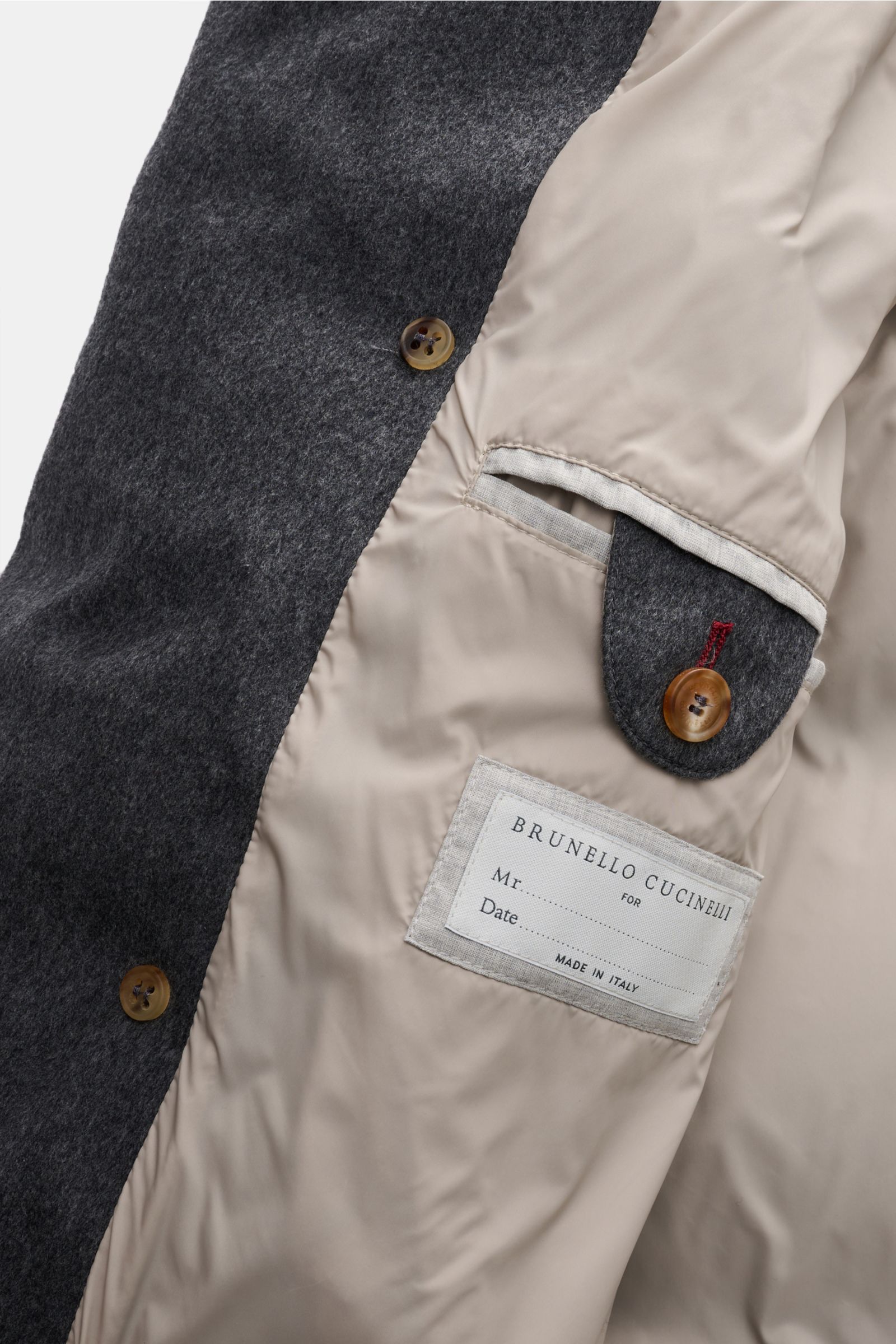 Brunello Cucinelli Daunenjacke dunkelgrau meliert, Nahaufnahme der Innenansicht mit weichem Futter, Knöpfen und Innentasche, edles Winter-Highlight.