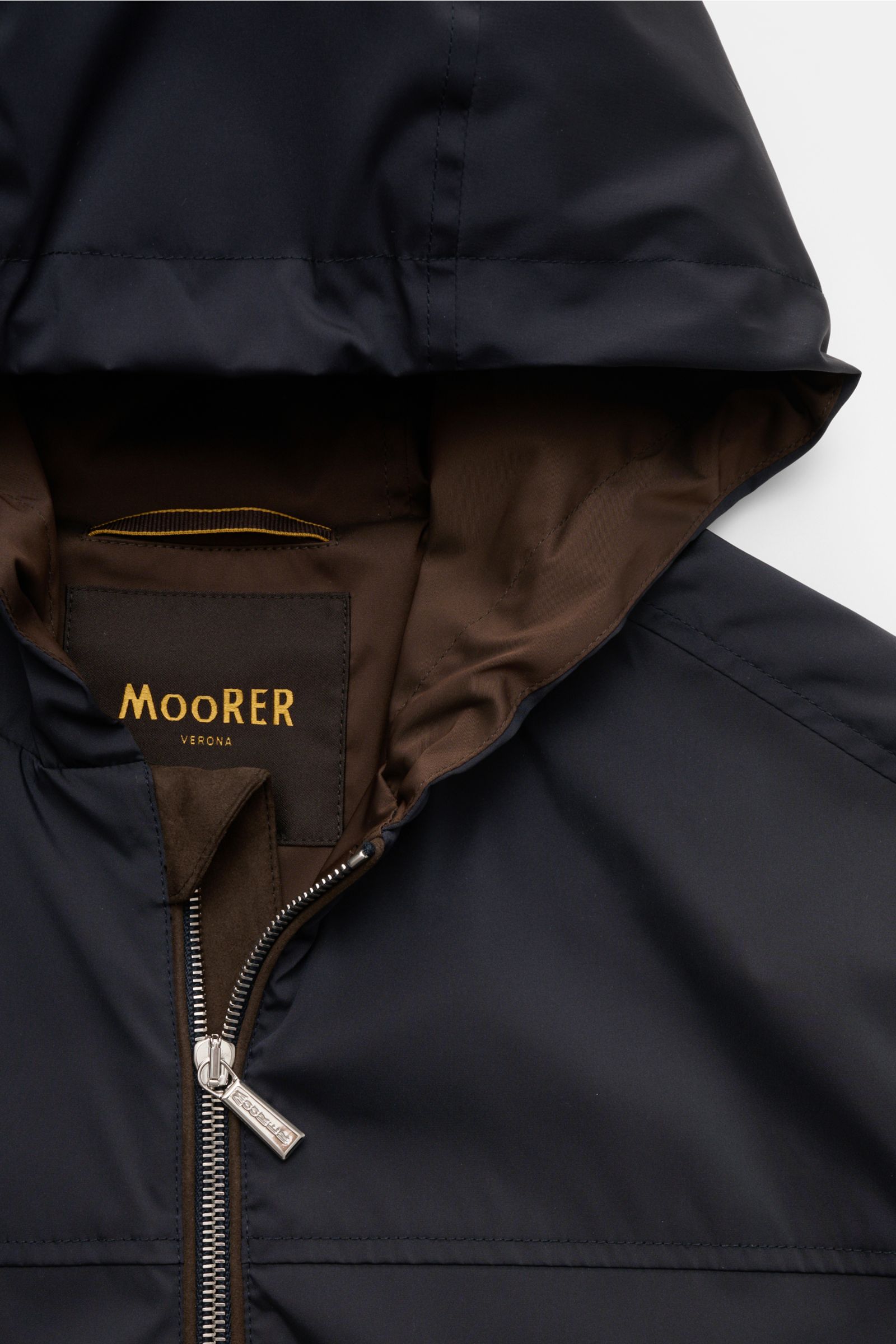 Moorer Blouson 'Albori TJ' navy, Nahaufnahme von oben auf Kapuze mit Tunnelzug, hochwertiger Microfaser, wasserabweisend, glatter Griff, Slim Fit.
