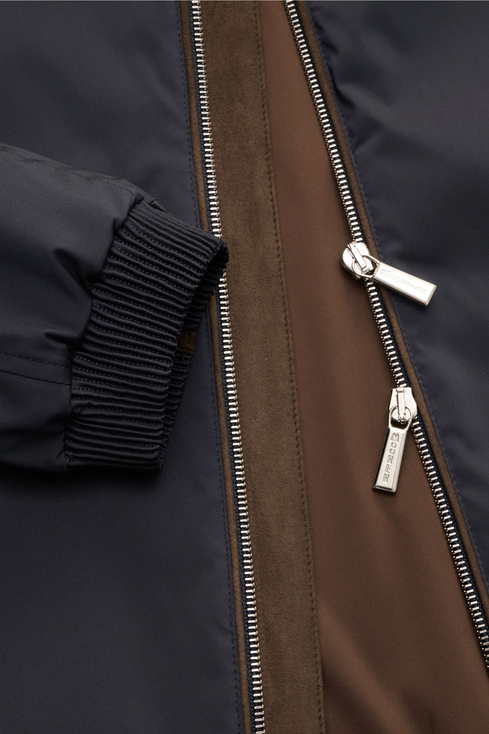 Nahaufnahme des wasserabweisenden Moorer Blouson 'Albori TJ' navy von vorne, mit glattem Mikrofaser-Stoff, elastischem Ärmelbündchen und Zipper-Front.
