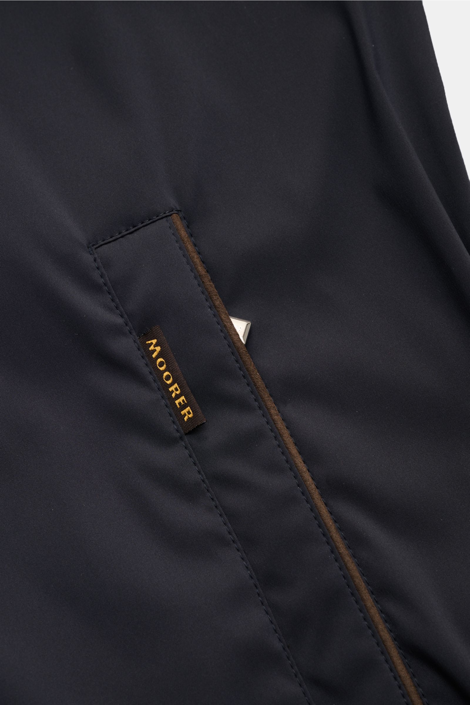 Nahaufnahme des navyfarbenen Moorer Blouson 'Albori TJ' mit wasserabweisender Microfaser, Zipper-Fronttasche und glattem Griff.