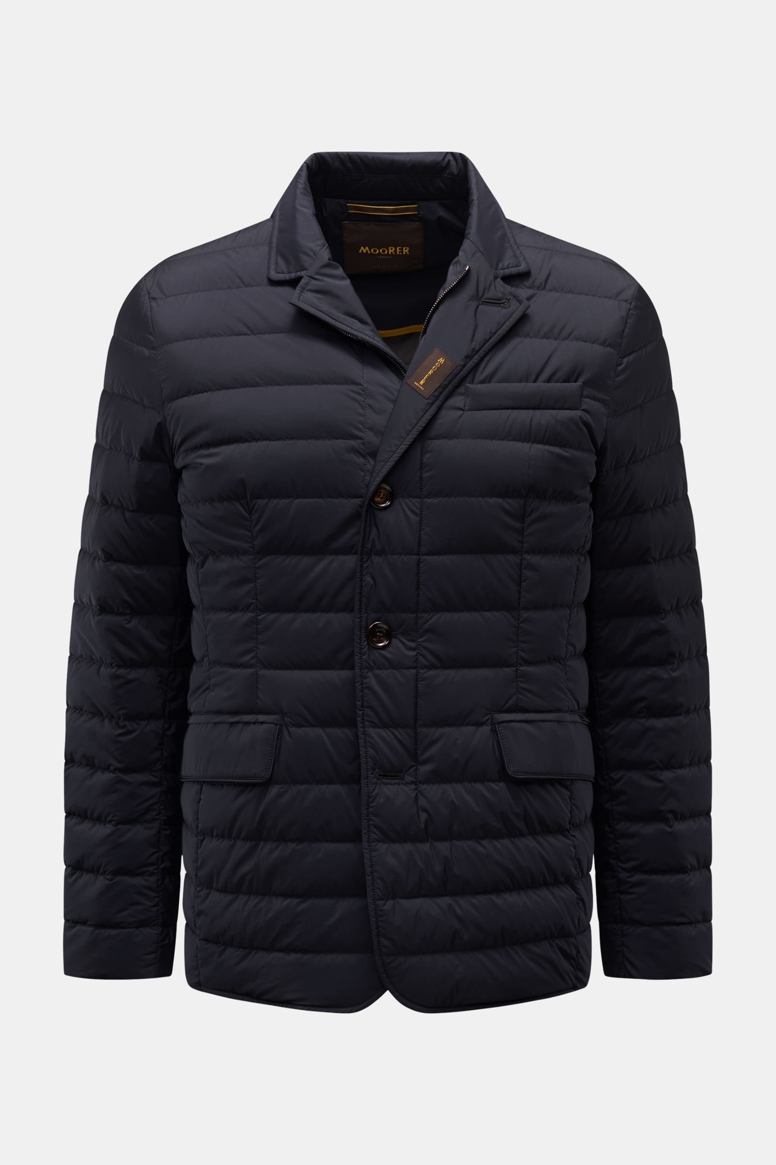 Front view of Moorer Down jacket 'Zavyer' navy, an elegant quilted slim fit jacket with leather collar detail and flap pockets.

The elegant quilted jacket 'Zavyer' by MOORER will see you through the coldest months in style. Thanks to its lightweight d