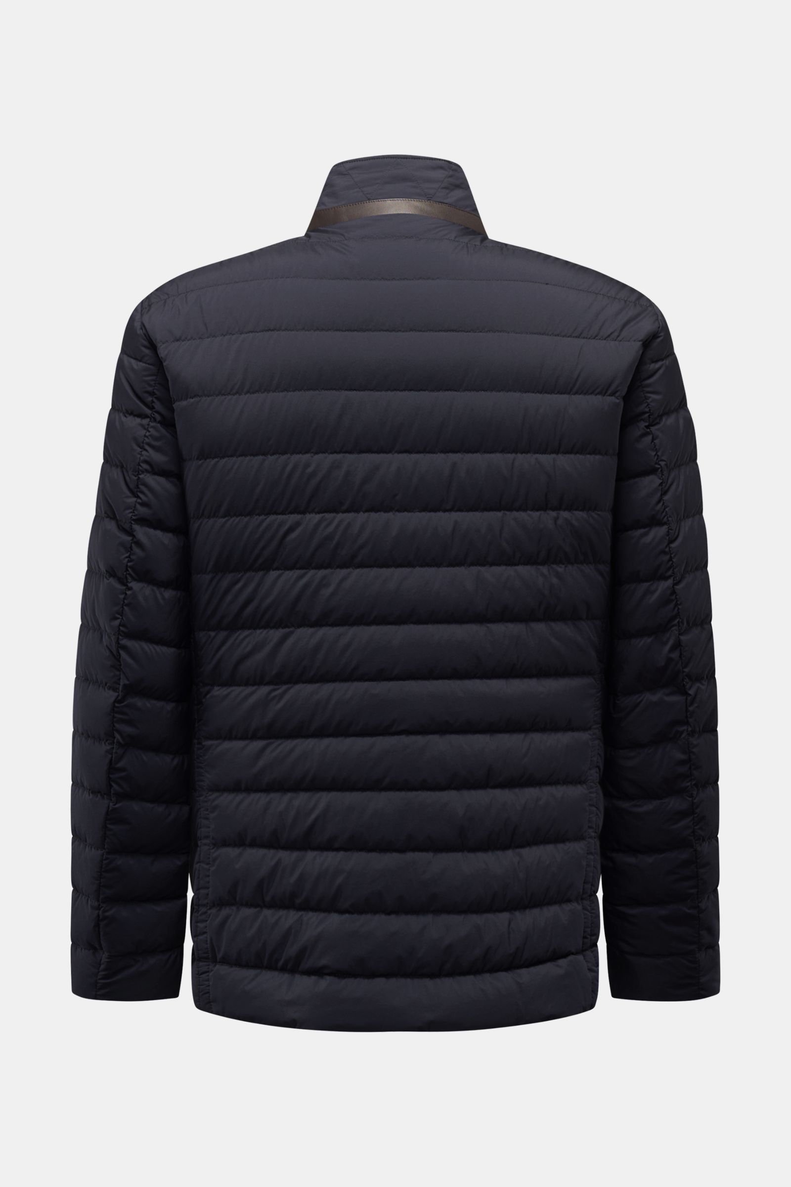 Rear view of Moorer Down jacket 'Zavyer' navy, an elegant quilted slim-fit jacket with leather collar detail and horizontal topstitch.

Description: The elegant quilted jacket 'Zavyer' by MOORER will see you through the coldest months in style. Thanks 