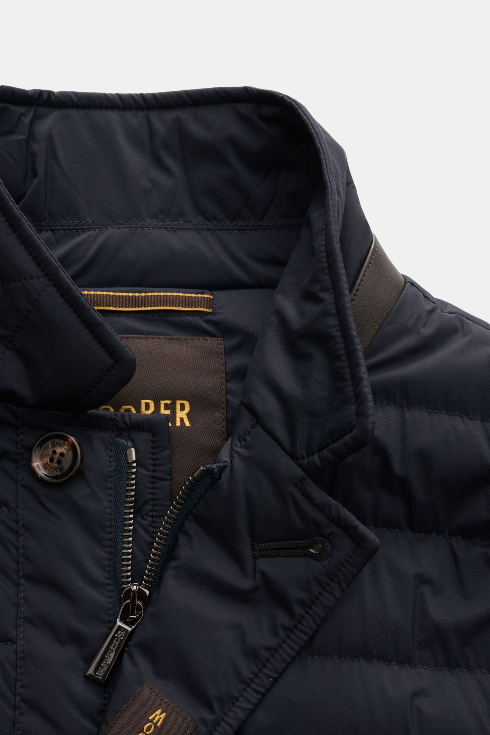 Alt tag (125 characters max): Close-up front view of Moorer Down jacket 'Zavyer' navy with leather collar detail and two-way zip.

Description:  
The elegant quilted jacket 'Zavyer' by MOORER will see you through the coldest months in style. Thanks to 