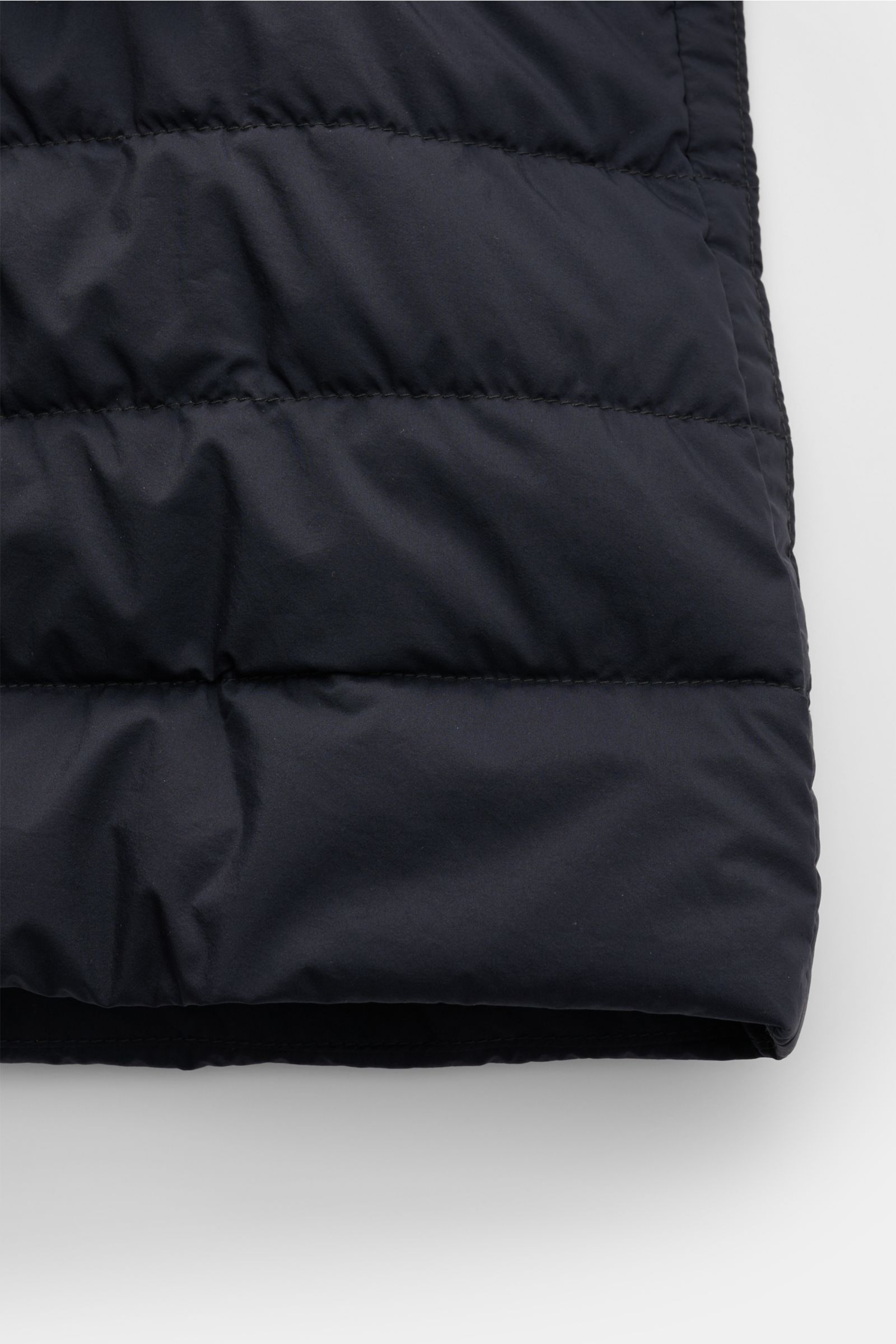 Close-up front view of the navy Moorer Down jacket 'Zavyer' showing quilted high-quality microfibre fabric with smooth feel and slim fit.

The elegant quilted jacket 'Zavyer' by MOORER will see you through the coldest months in style. Thanks to its lig