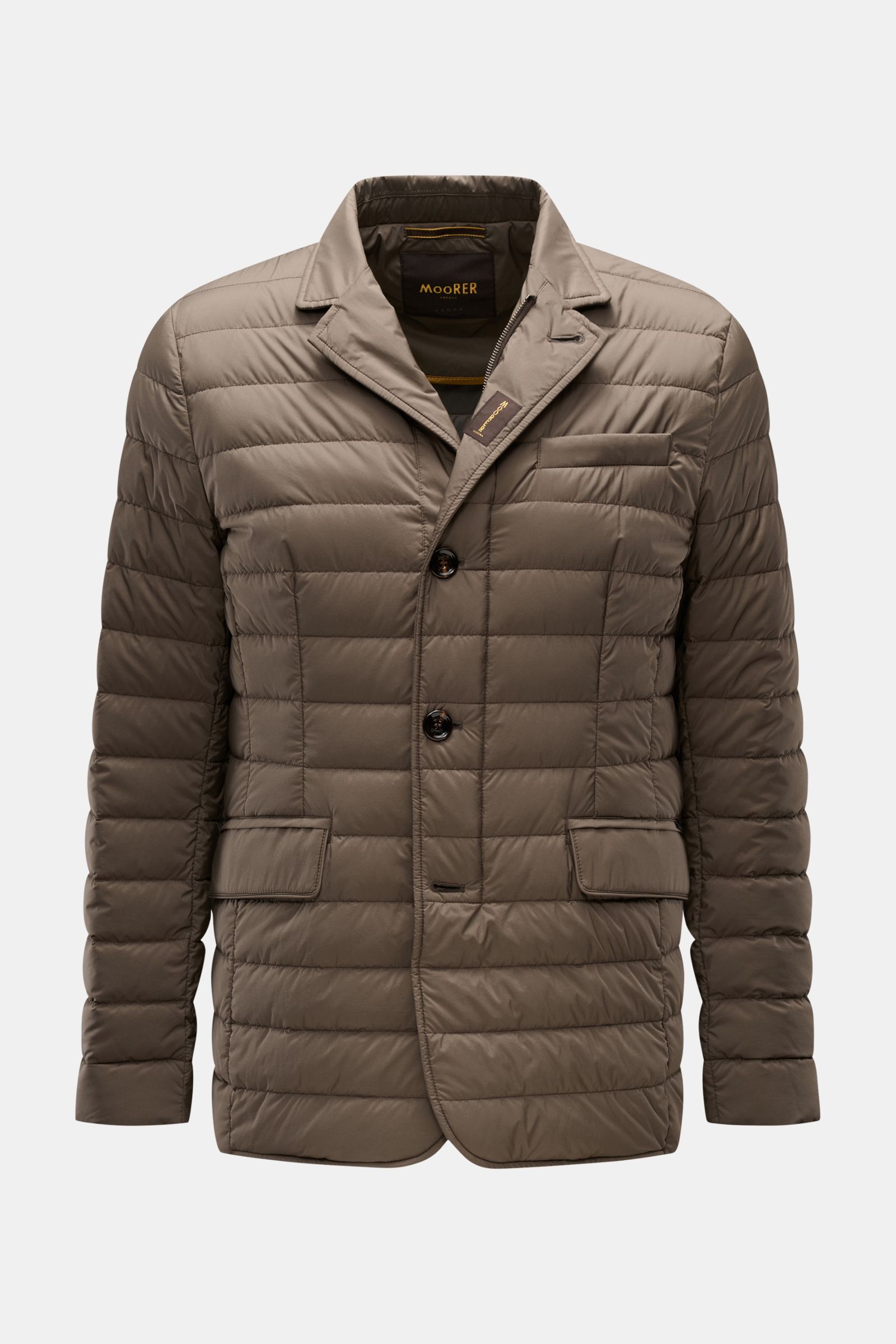 Front view of Moorer Daunenjacke 'Zavyer' graugrün, a slim fit quilted jacket with leather collar detail and buttoned flap pockets.

Description: Stilvoll durch die kühle Jahreszeit wird Sie die edle Steppjacke 'Zavyer' von MOORER begleiten, die dank l