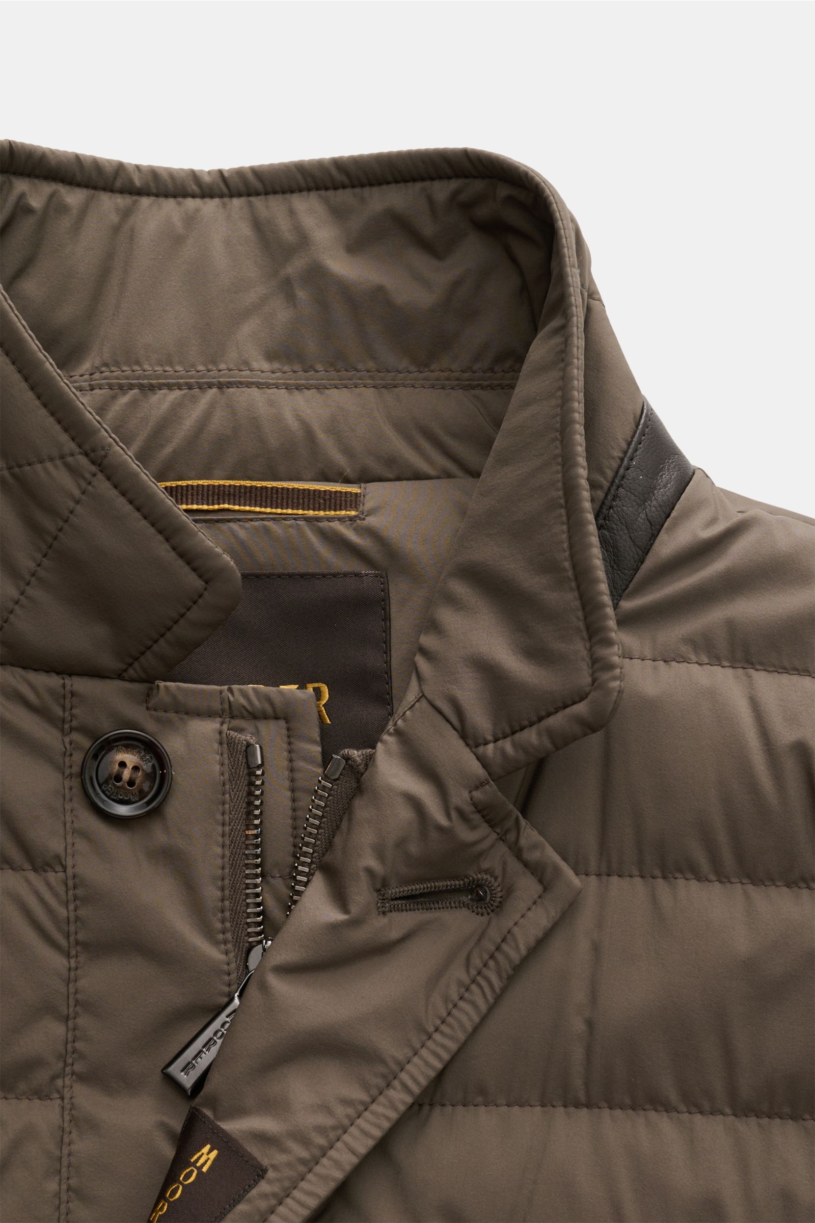 Close-up front view of Moorer Daunenjacke 'Zavyer' graugrün, a slim fit quilted jacket with leather collar detail and two-way zipper.

Description: Stilvoll durch die kühle Jahreszeit wird Sie die edle Steppjacke 'Zavyer' von MOORER begleiten, die dank