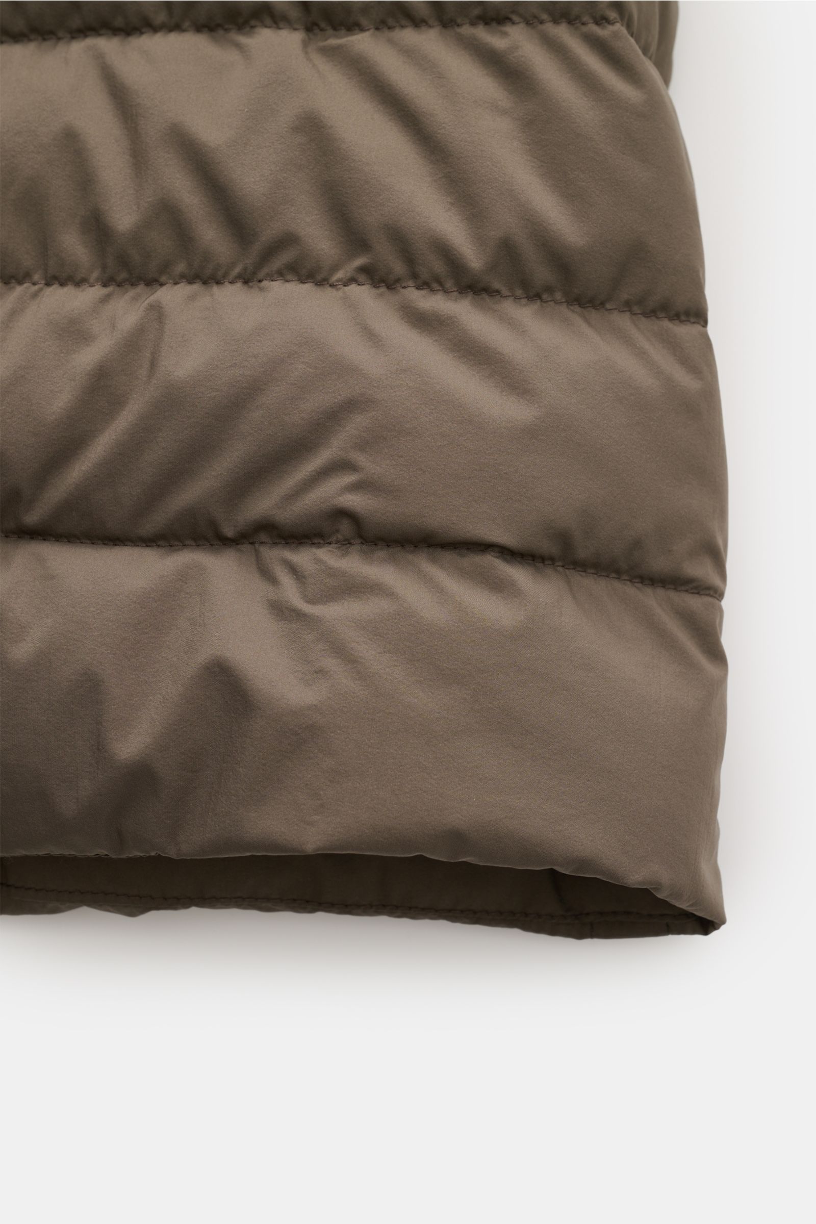 Close-up view of the quilted fabric of the Moorer Daunenjacke 'Zavyer' graugrün, showing its smooth microfiber surface and horizontal stitching.

Stilvoll durch die kühle Jahreszeit wird Sie die edle Steppjacke 'Zavyer' von MOORER begleiten, die dank l