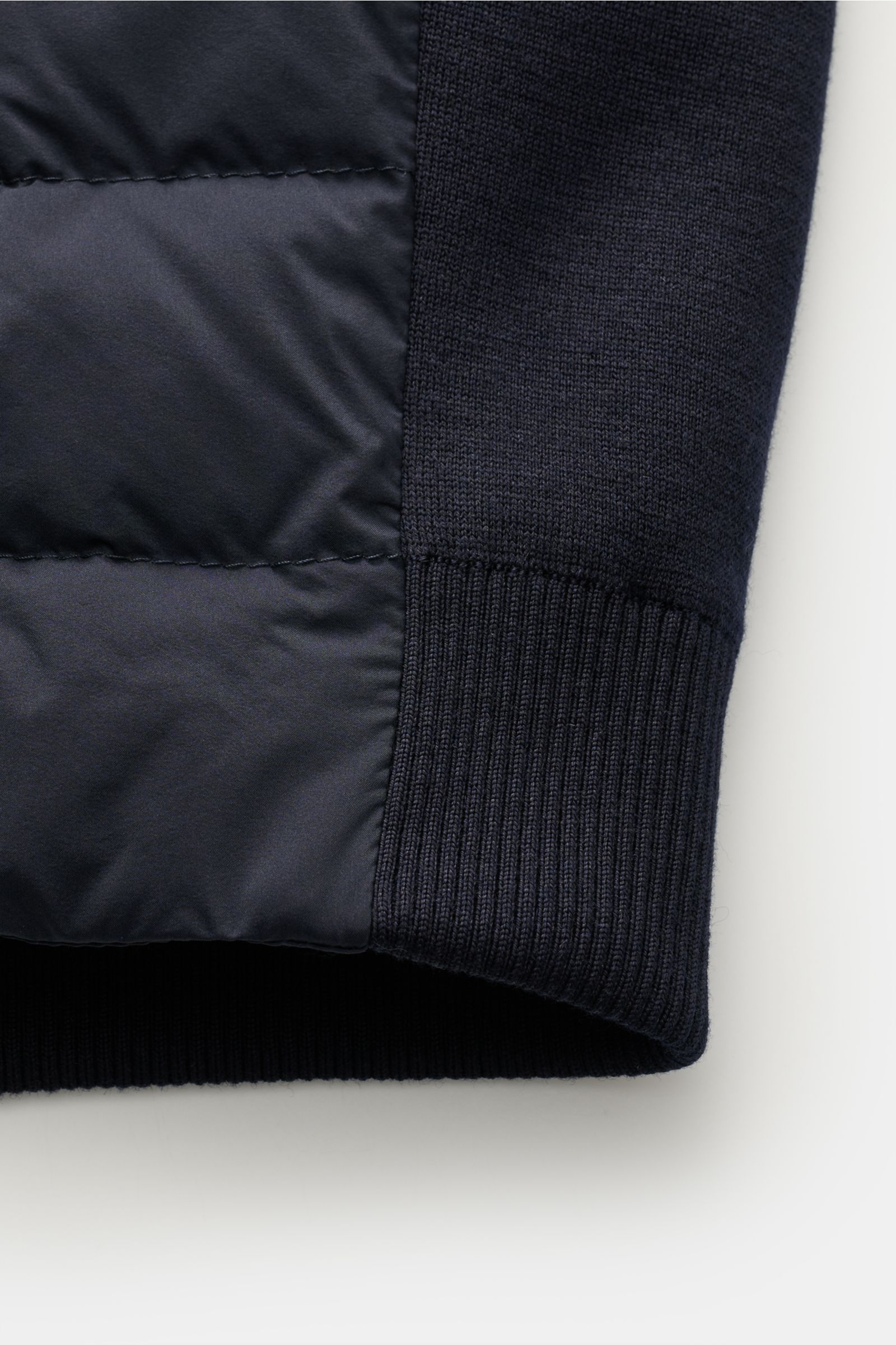 Nahaufnahme der Ärmelbündchen der Moorer Daunen-Strickjacke 'Duncan' navy, mit weichem Strick aus Wolle, Seide, Cashmere und leichter Daunen-Steppfront.