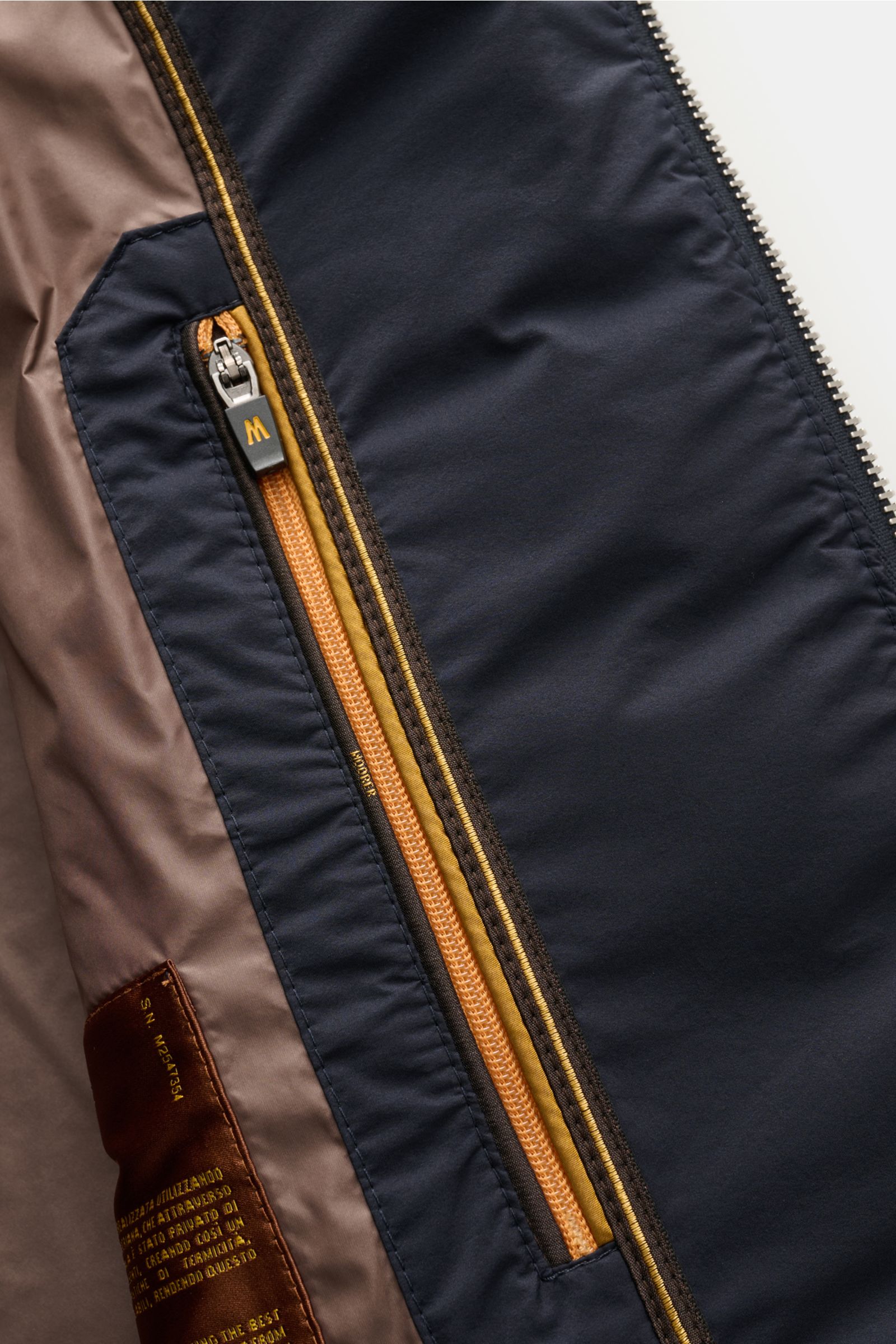 Nahaufnahme der Innenseite der Moorer Daunen-Strickjacke 'Duncan' navy, mit weichem Strick aus Wolle, Seide, Cashmere und leichter Daunen-Steppfront.