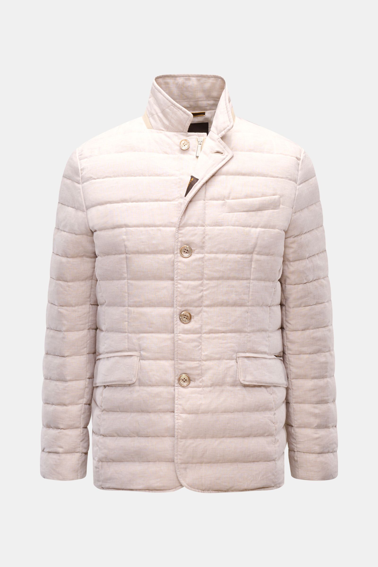 Frontansicht der beige melierten Moorer Daunenjacke 'Zavyer' mit Steppung, Leinen, Lederkragen-Detail, Slim Fit, Knöpfen und Reißverschluss.