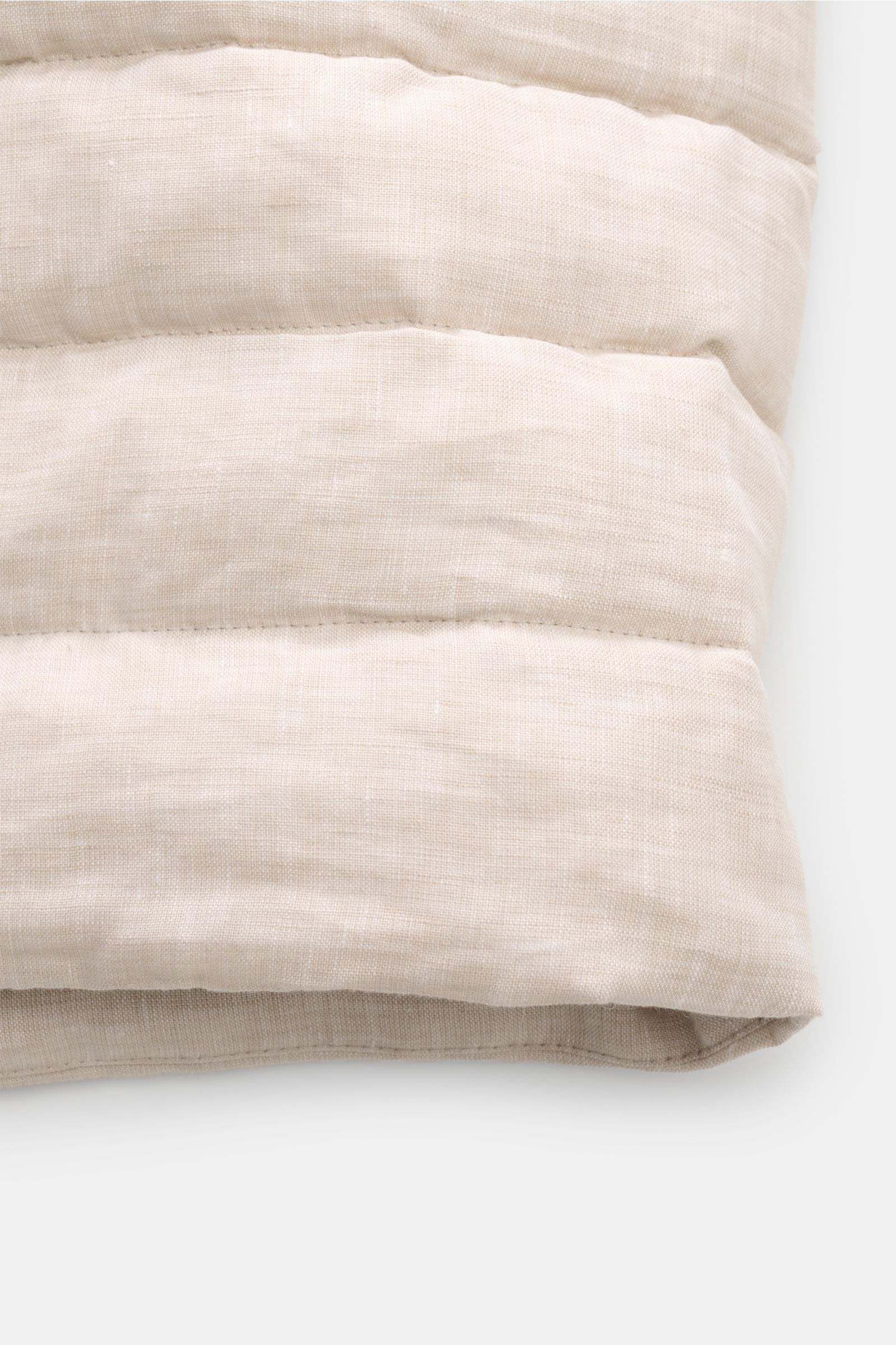 Nahaufnahme der beige melierten Moorer Daunenjacke 'Zavyer' aus reinem Leinen mit sichtbarer Steppung und glattem Griff, Detailansicht.
