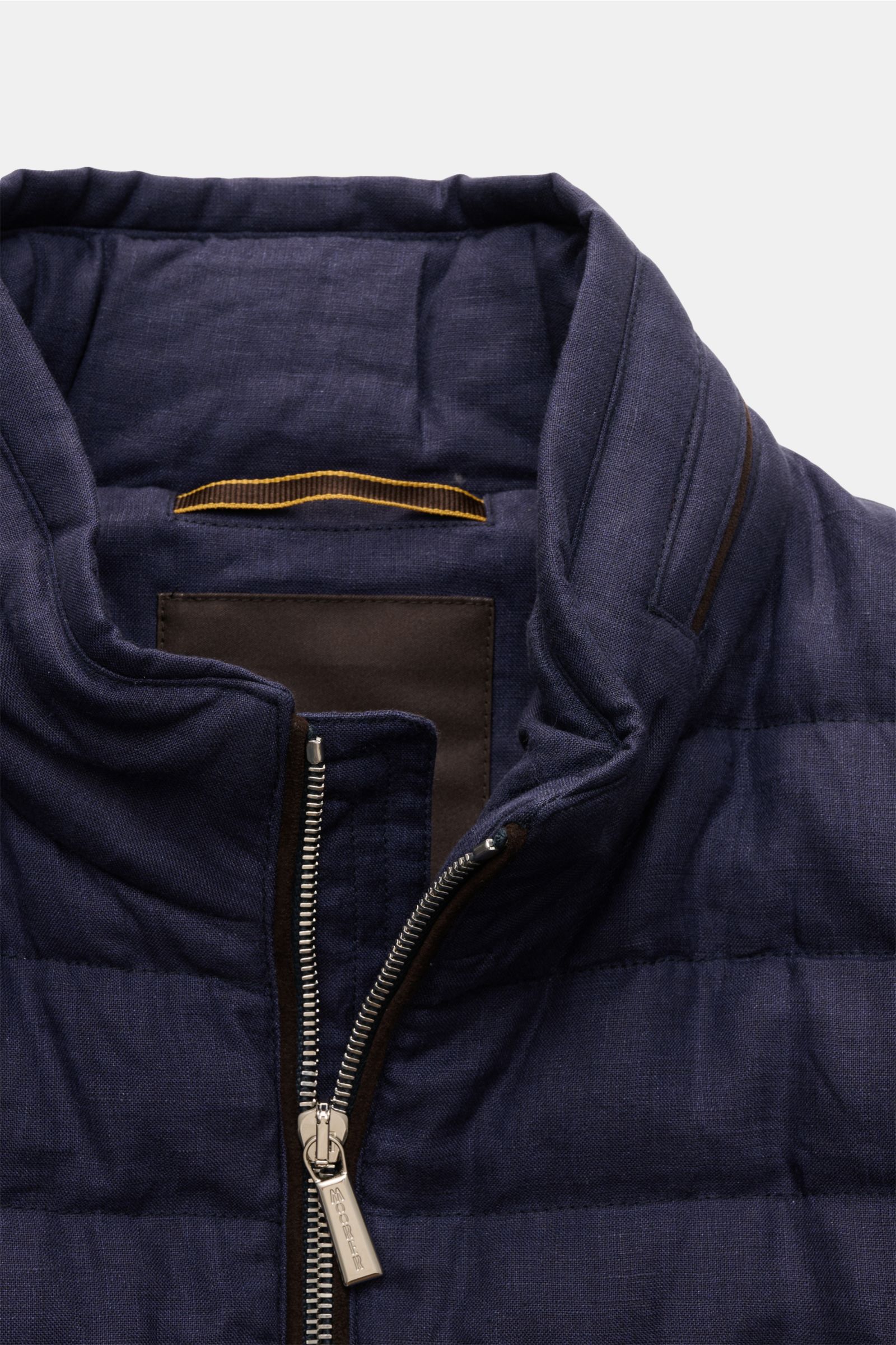 Nahaufnahme der Moorer Daunenjacke 'Alec' navy meliert, frontal fotografiert mit Stehkragen, Zipper und feiner Leinenstruktur.