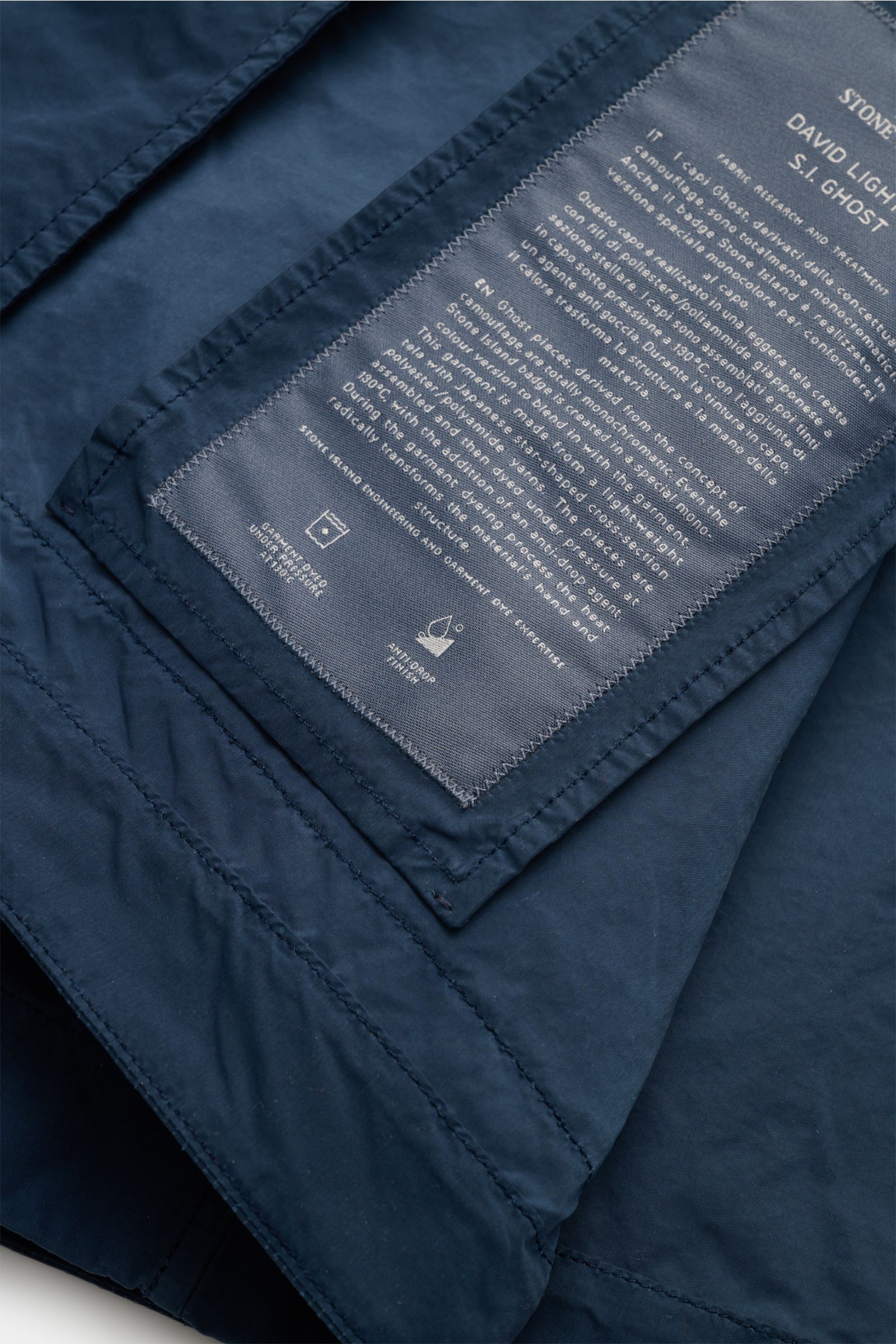 Stone Island Jacke 'Ghost Piece' dunkelblau, Detailaufnahme des Innenlabels, hochwertige Microfaser, weicher Griff, Regular Fit.