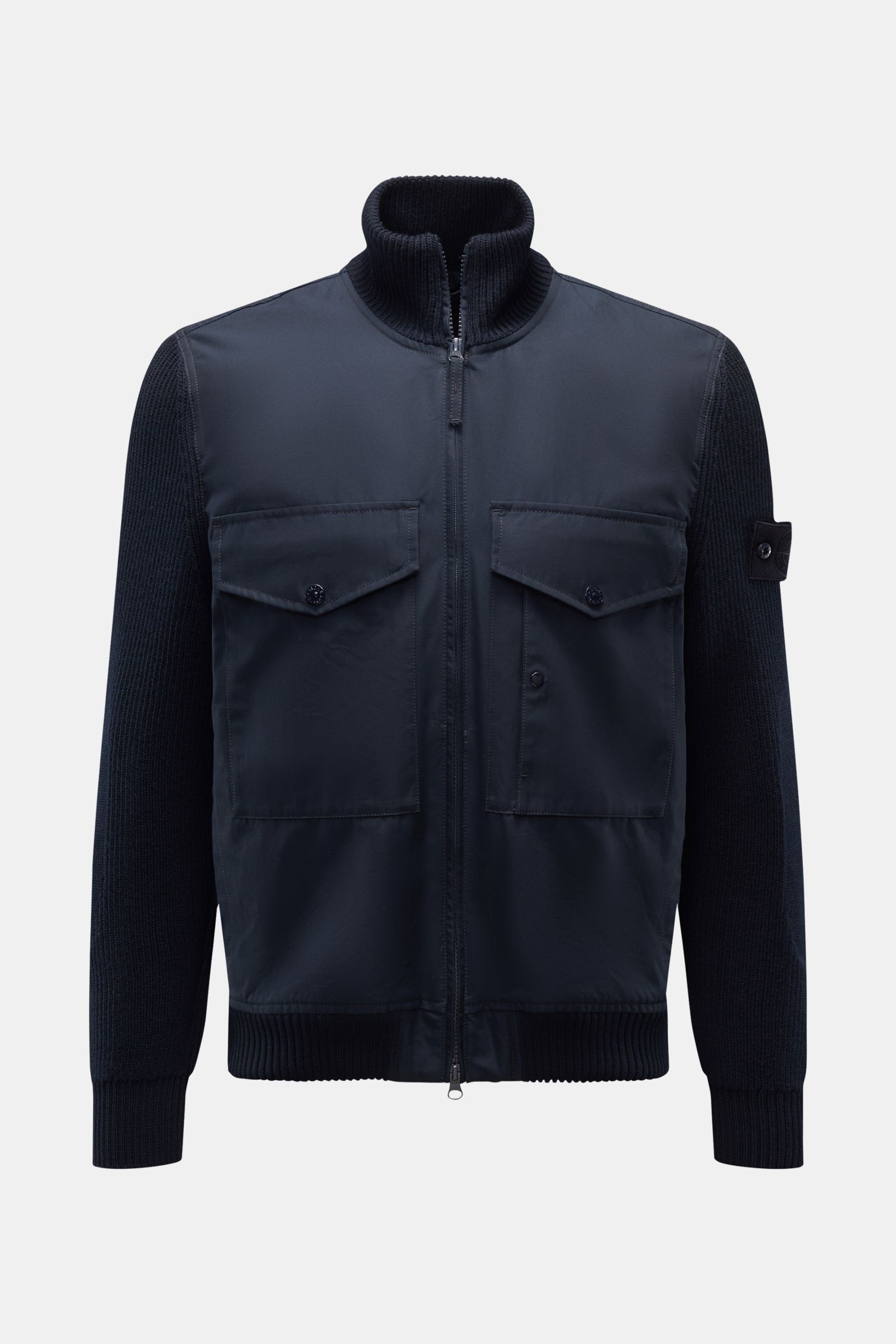 Frontale Ansicht des Stone Island Blouson 'Ghost Piece' navy mit windabweisendem Baumwoll-Corpus, Wollstrickärmeln und tonalem Badge.