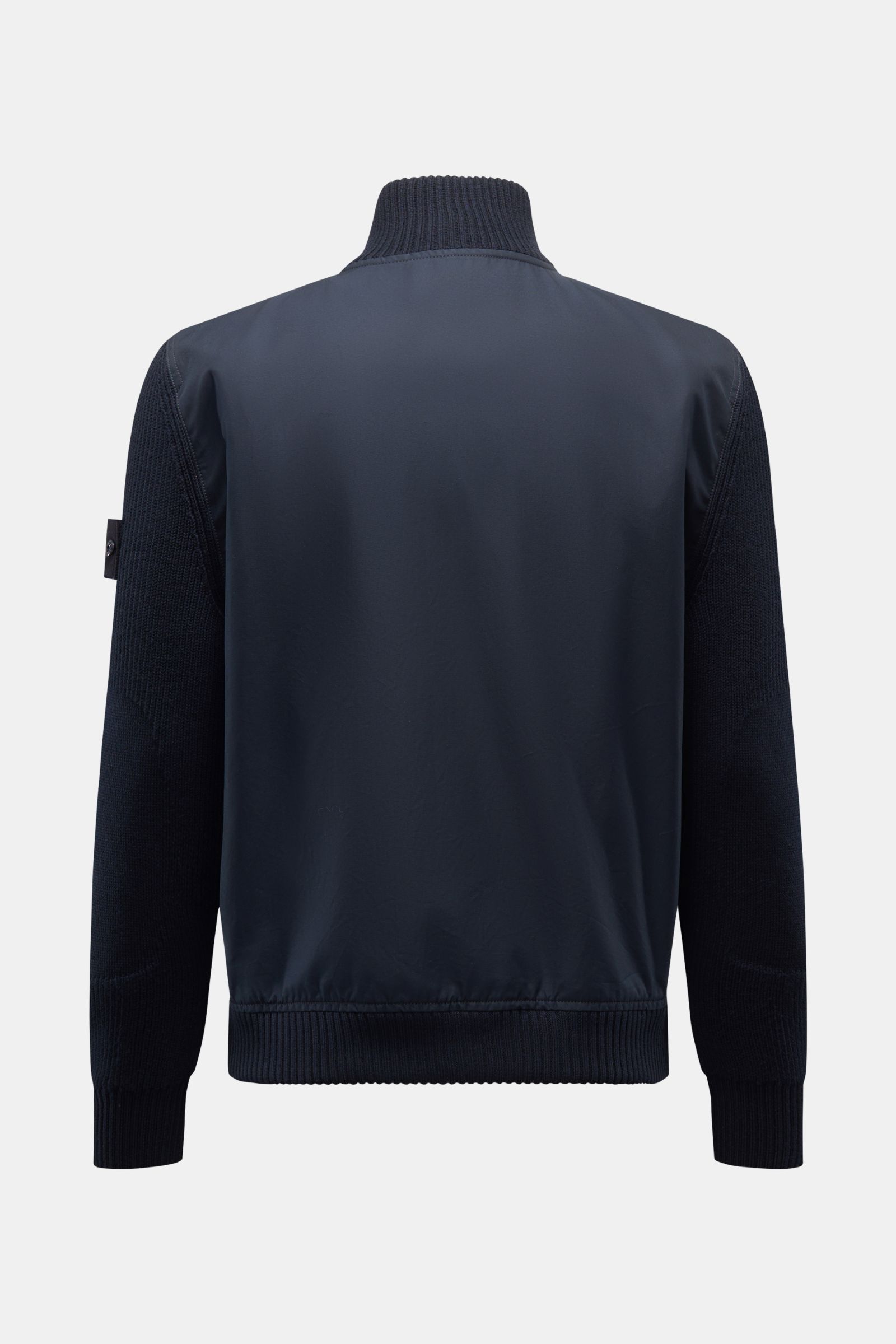 Rückansicht des Stone Island Blouson 'Ghost Piece' navy mit Baumwoll-Corpus, Wollstrickärmeln, Slim Fit, hohem Kragen und tonalem Badge.