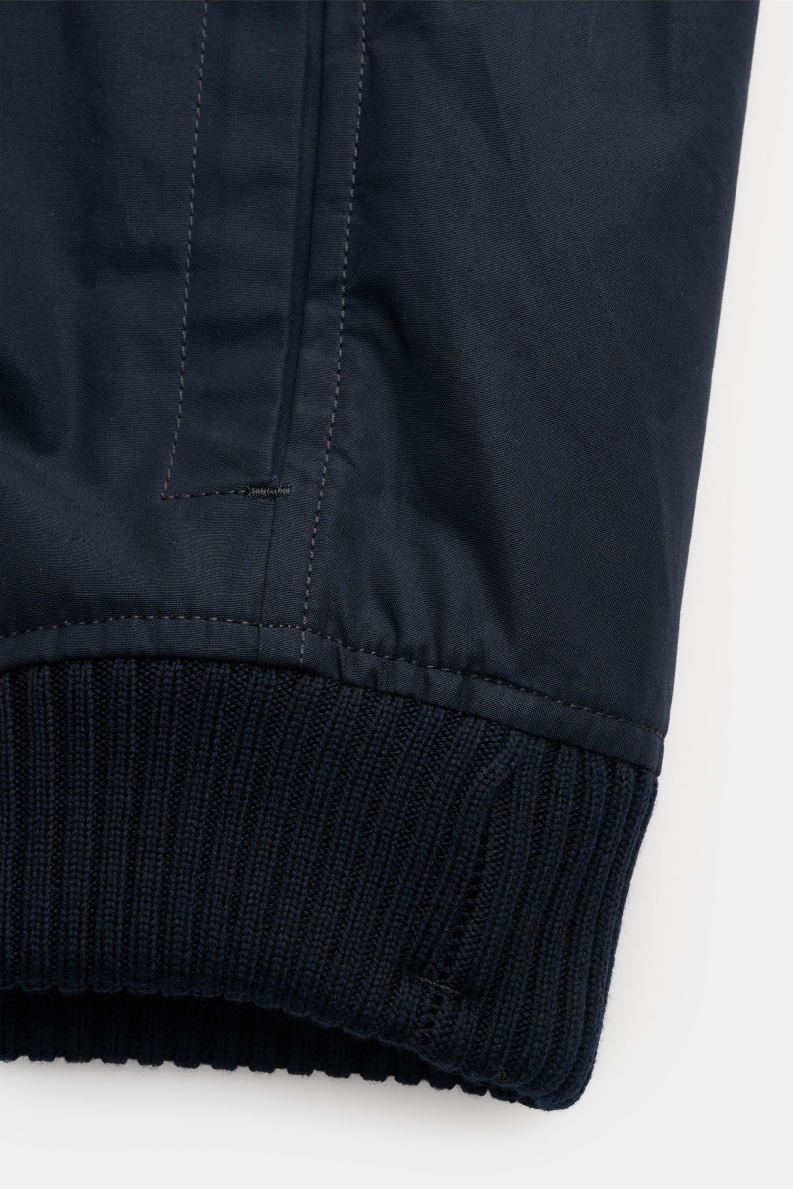 Stone Island Blouson 'Ghost Piece' navy in Nahaufnahme, Detail des weichen Baumwoll-Corpus mit elastischem, navy Strickbündchen.