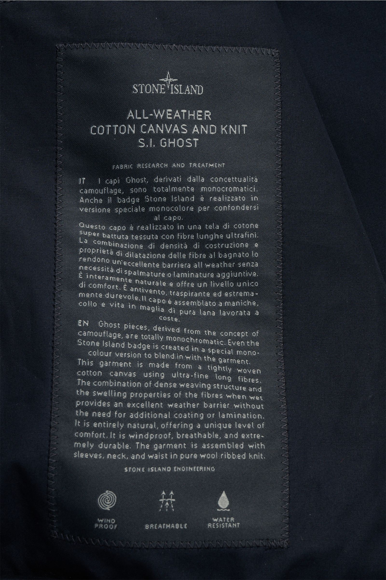 Alt-Tag (124 Zeichen): Nahaufnahme des Etiketts im Stone Island Blouson 'Ghost Piece' navy mit Infos zu Material, Windschutz und Atmungsaktivität.