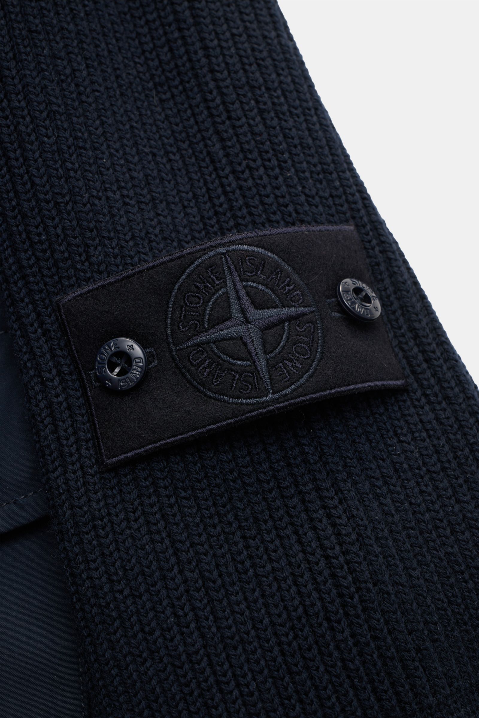 Nahaufnahme des tonalen Stone Island Blouson 'Ghost Piece' navy mit Strickelementen und dem charakteristischen Badge am Oberarm.