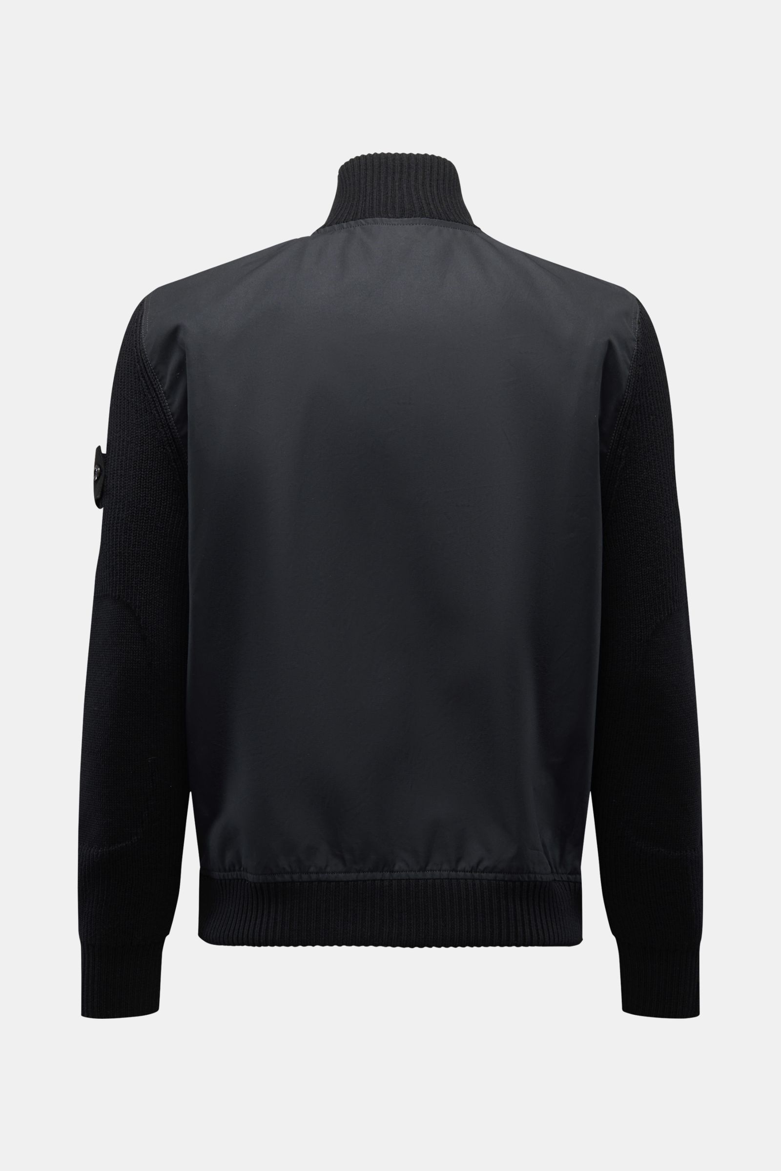 Back view of Stone Island Blouson 'Ghost Piece' schwarz, a slim fit, monochrome hybrid jacket with cotton body, wool knit sleeves, and ribbed cuffs.

Description: Cooles, monochromes Essential: Der hybride Blouson von STONE ISLAND aus der 'Ghost Collec