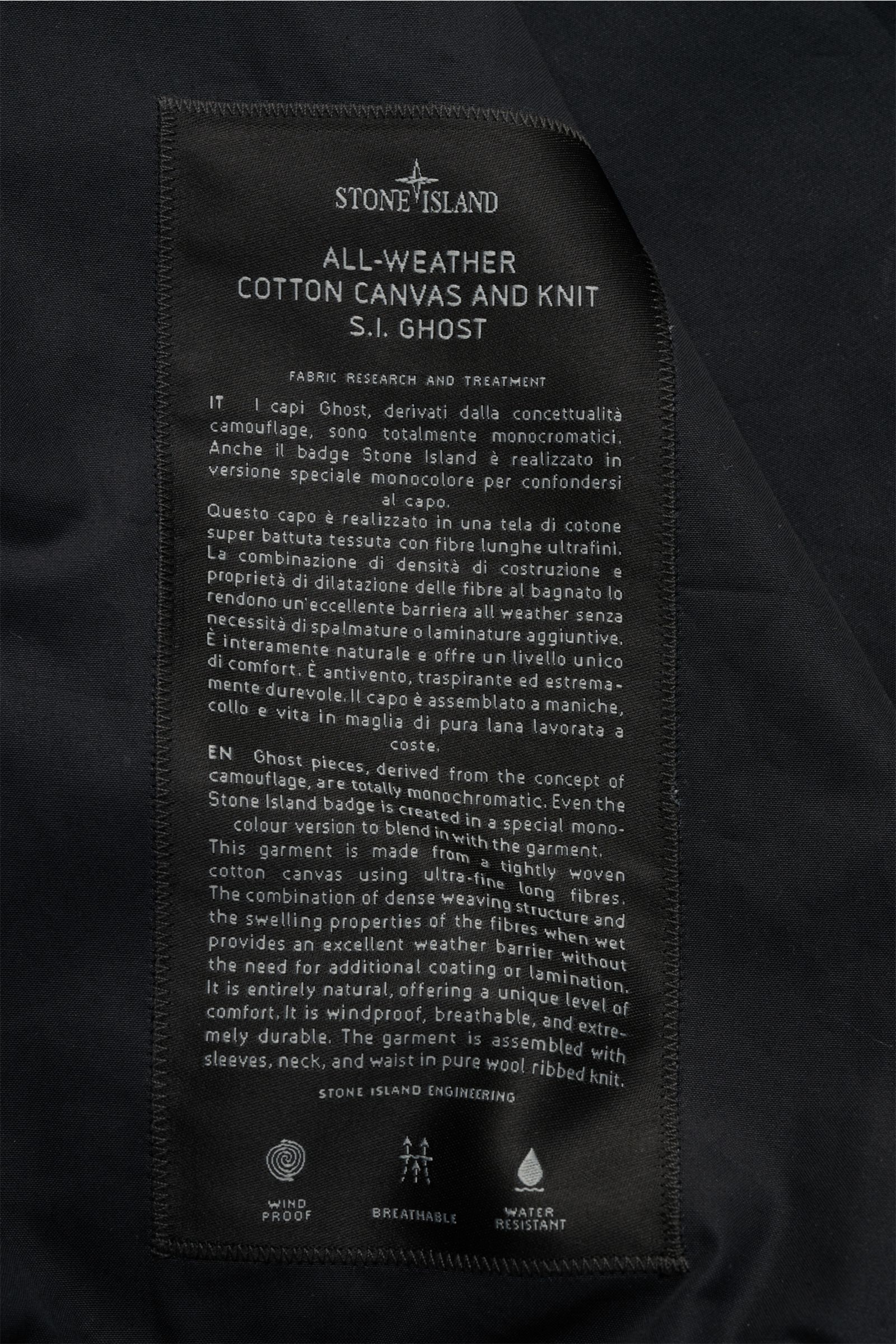 Close-up of the inner label of Stone Island Blouson 'Ghost Piece' schwarz, photographed from above, showing fabric details and care instructions.

Description incorporating provided content: Cooles, monochromes Essential: Der hybride Blouson von STONE ISL