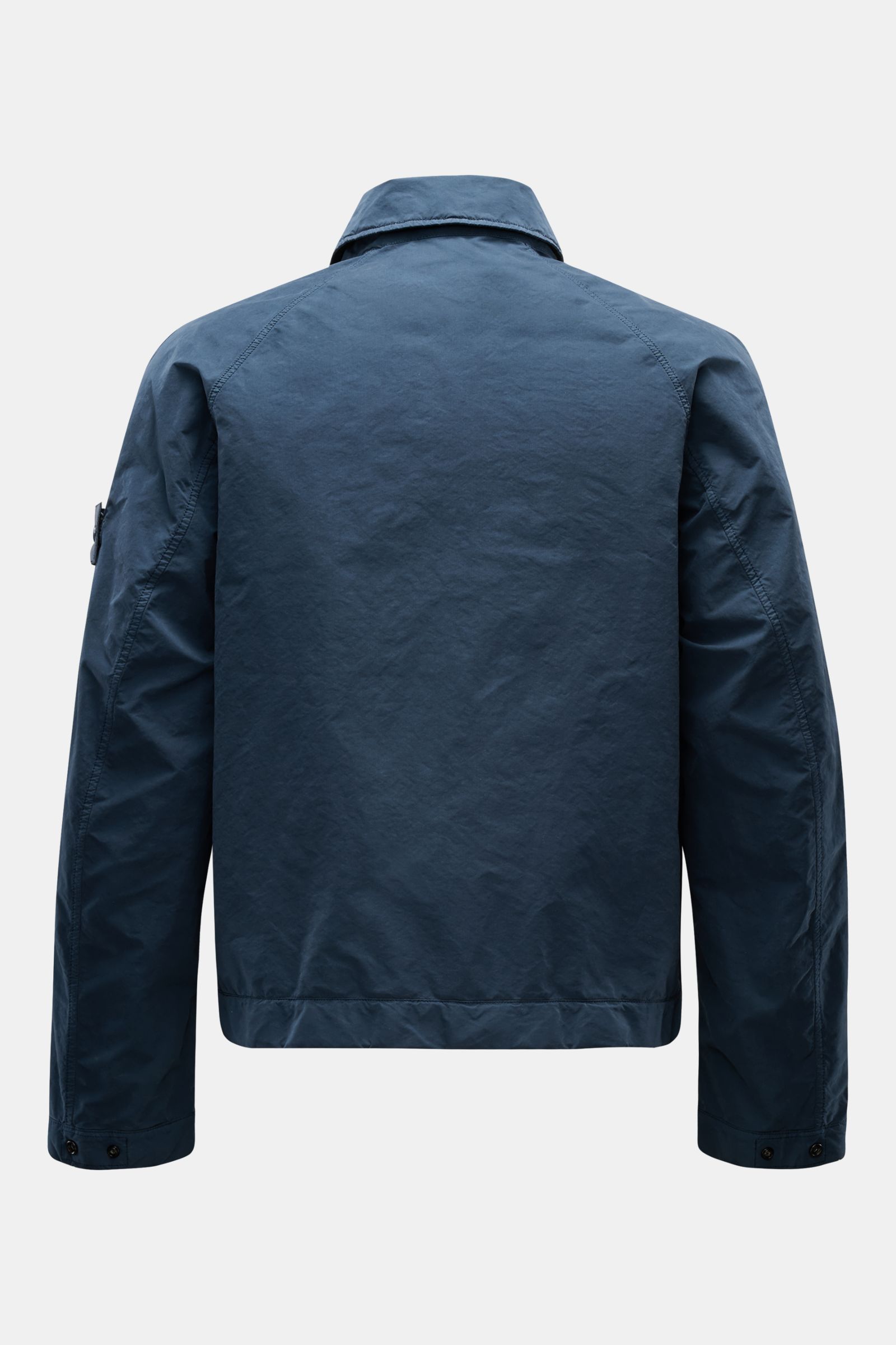 Stone Island Jacke 'Ghost Piece' dunkelblau, Rückansicht, Slim Fit, hochwertige Microfaser, Druckknopfleiste, Umlegekragen, Ärmel mit Druckknopf.