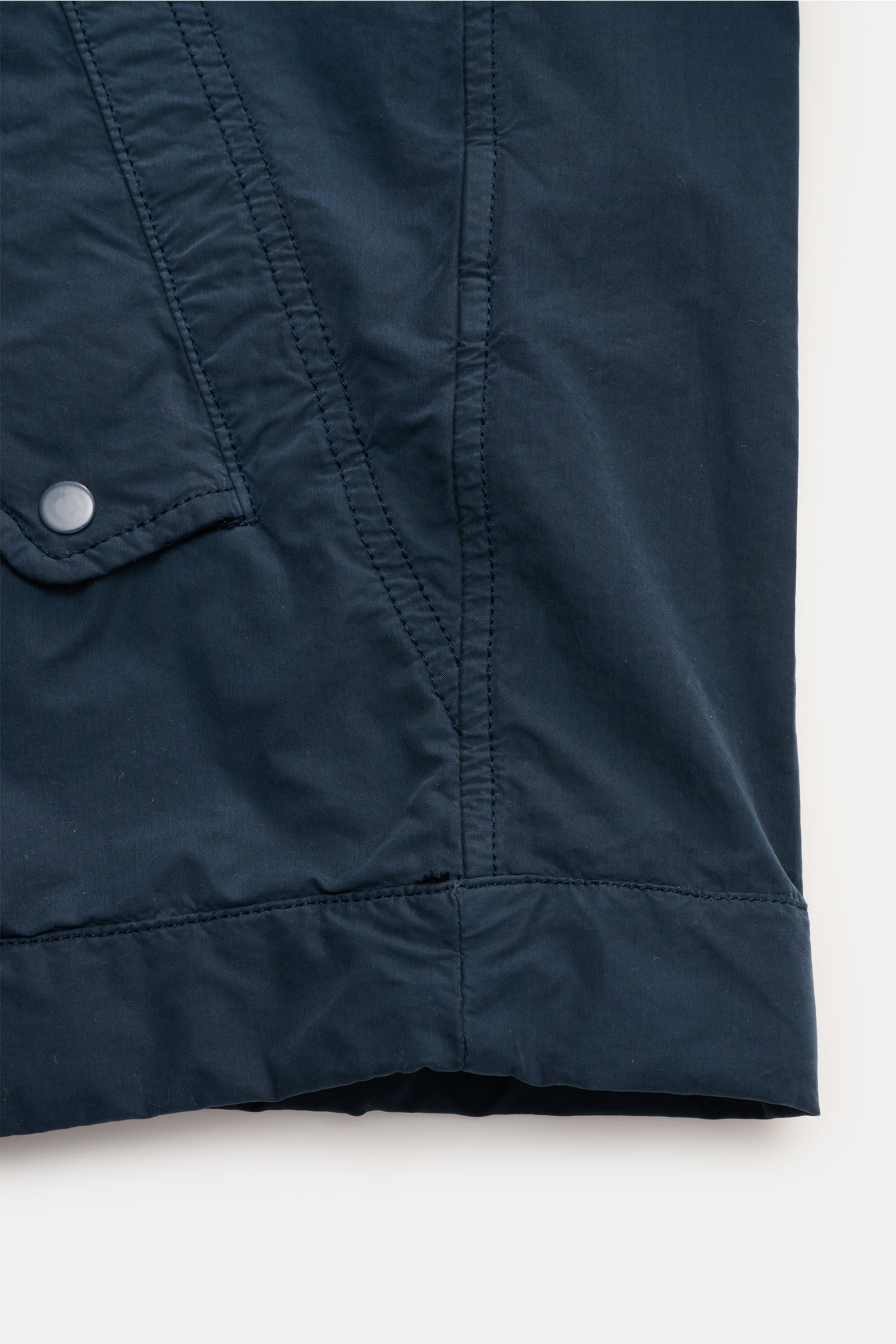 Detailaufnahme der Stone Island Jacke 'Ghost Piece' dunkelblau mit hochwertiger Microfaser, Druckknopfleiste und Fronttasche im Slim Fit.