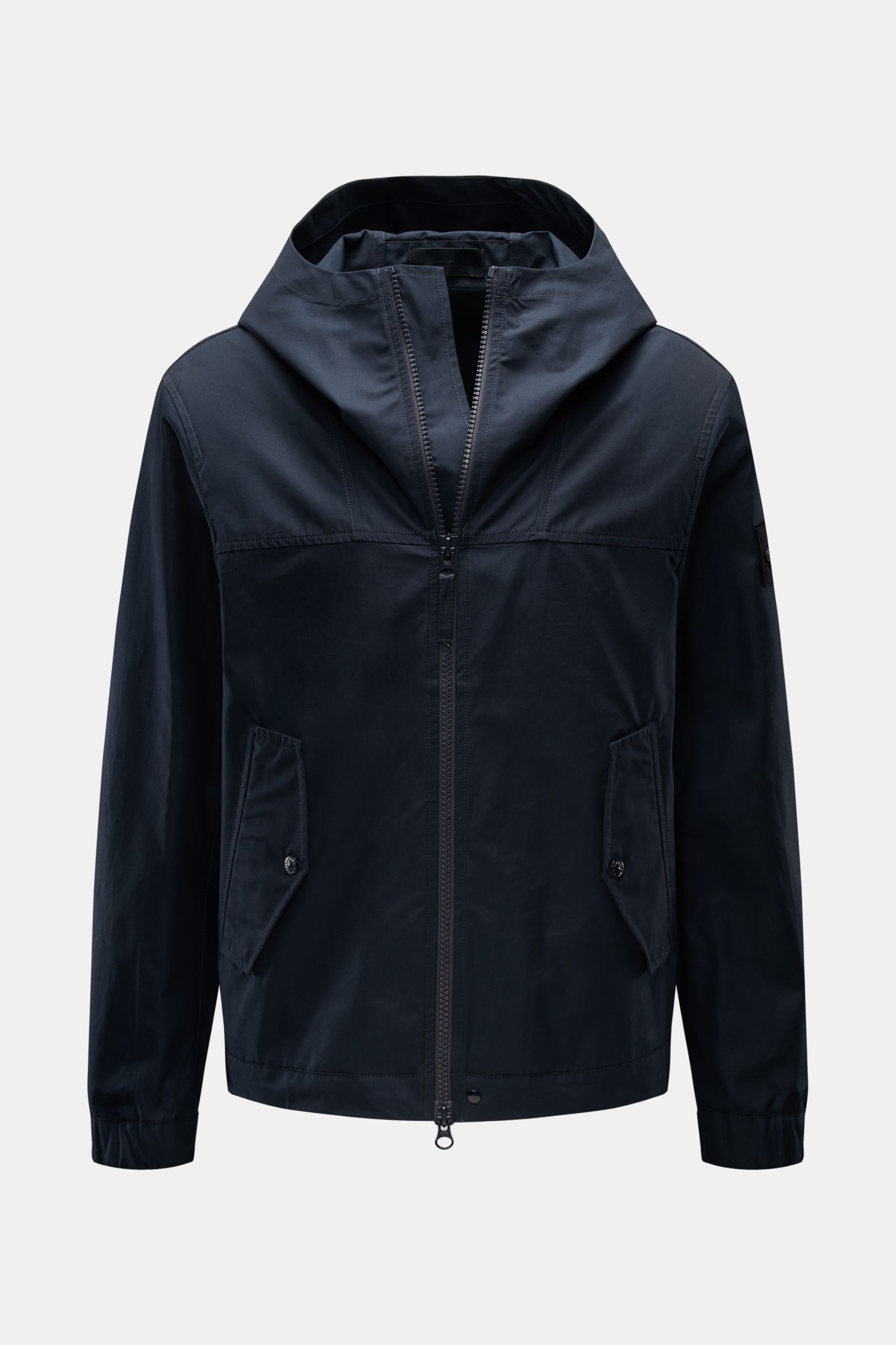 Front view of Stone Island Jacke 'All-Weather S.I. Ghost Piece' navy with hood, slim fit, cotton canvas, wind- and water-repellent, two-way zipper, buttoned cuffs, front flap pockets, and adjustable hem. Funktion trifft Komfort: Die STONE ISLAND Jacke aus