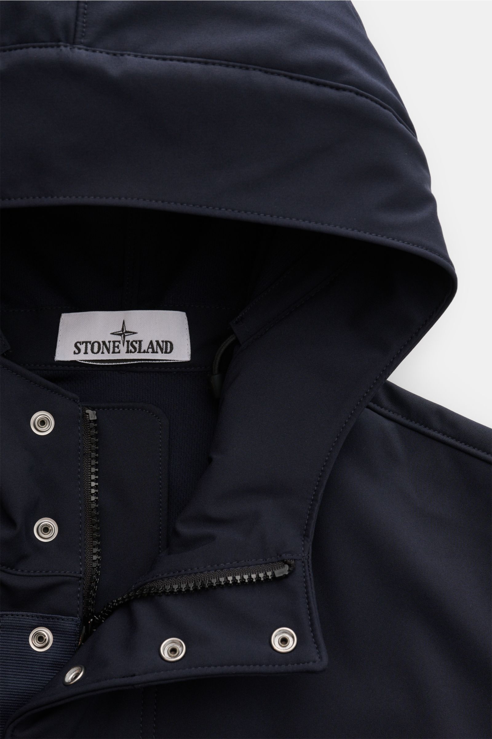 Nahaufnahme des Navy Stone Island Blouson 'Light Soft Shell-R' von oben mit Kapuze, Tunnelzug, Reißverschluss und Druckknöpfen, sportiv und funktional.