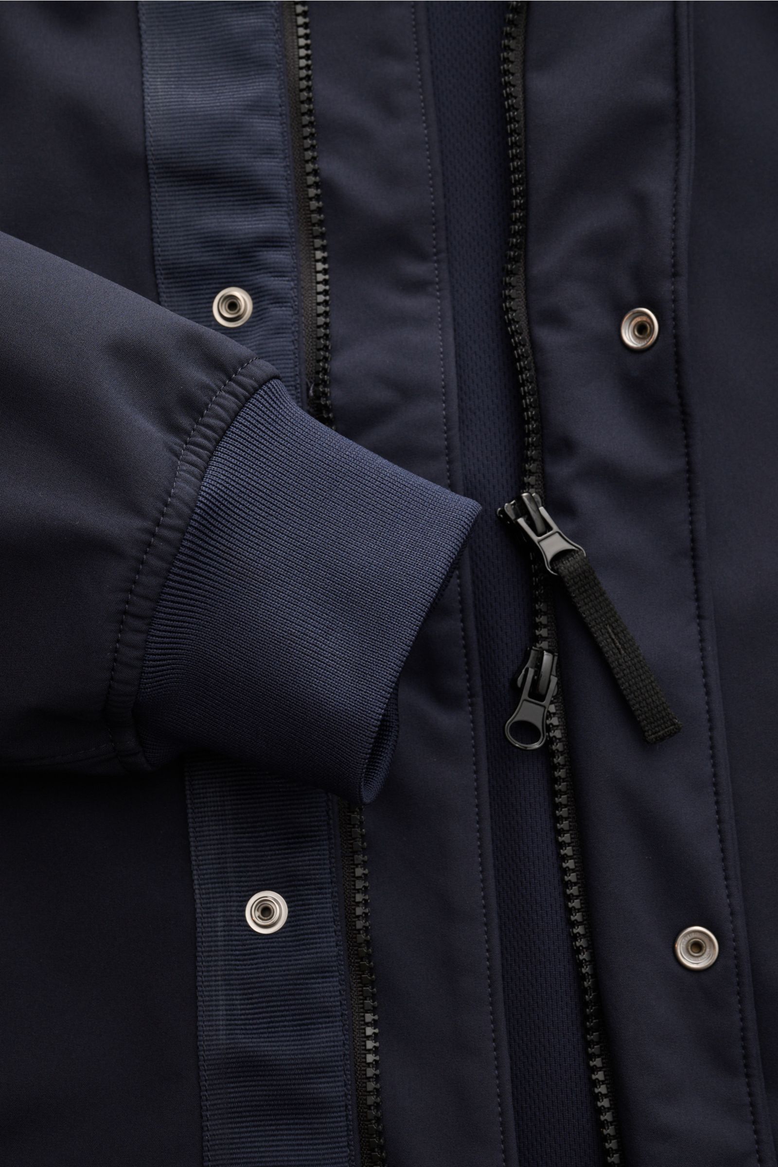 Nahaufnahme des Stone Island Blouson 'Light Soft Shell-R' navy, Slim Fit, wind- und wasserabweisend mit Zipper-Front und elastischem Ärmelbündchen.