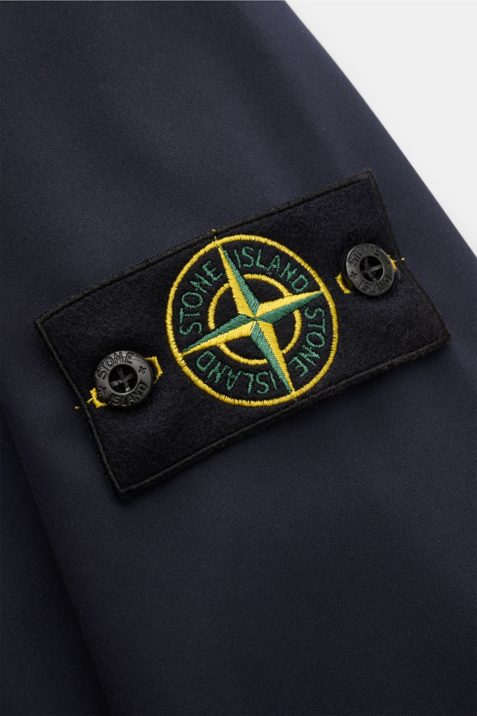 Stone Island Blouson 'Light Soft Shell-R' navy, Nahaufnahme des Kompass-Badges am Ärmel, glatte hochwertige Microfaser, wind- und wasserabweisend, Slim Fit
