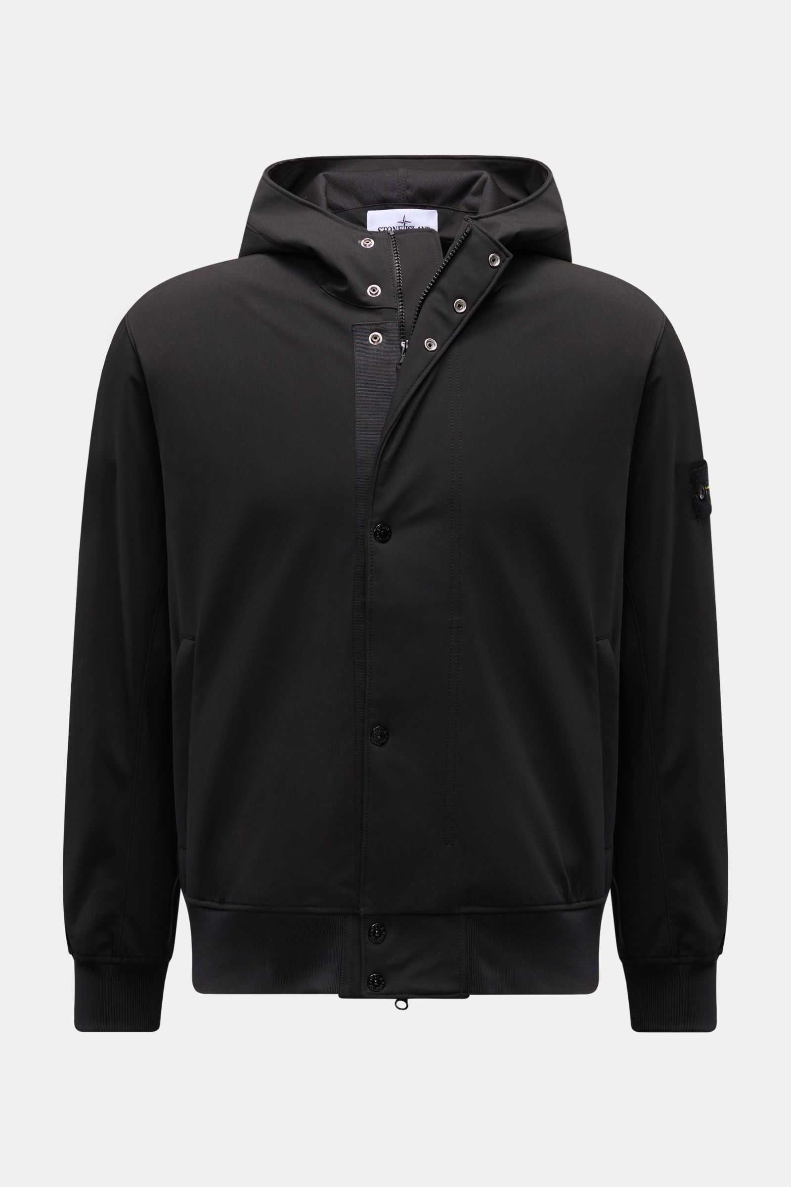 Stone Island Blouson 'Light Soft Shell-R' schwarz, frontal fotografiert, mit Kapuze, wind- und wasserabweisend, Slim Fit, Kompass-Badge am Oberarm.