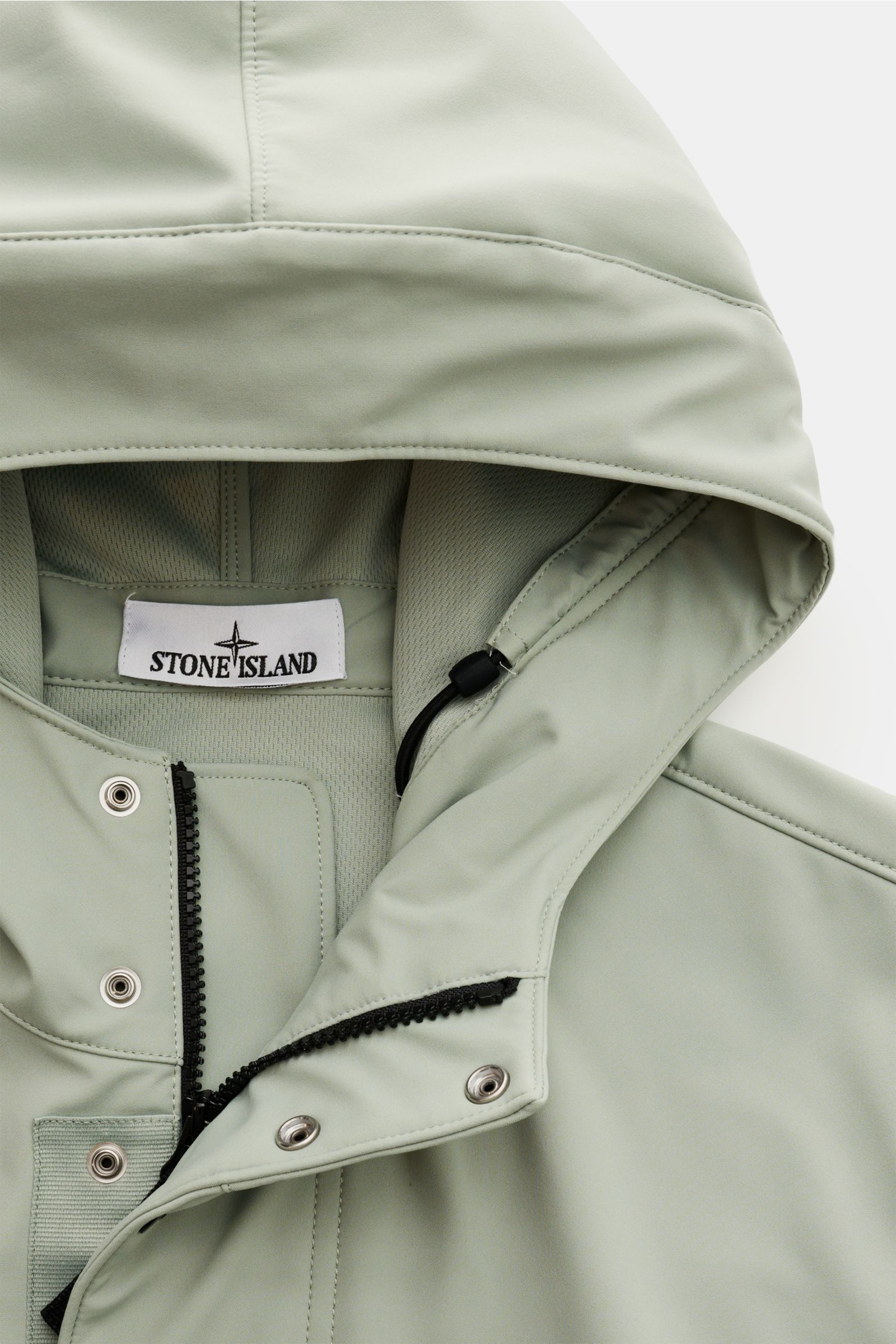 Stone Island Blouson 'Light Soft Shell-R' salbei, Nahaufnahme von Kapuze mit Tunnelzug, Reißverschluss und windabweisendem Material.