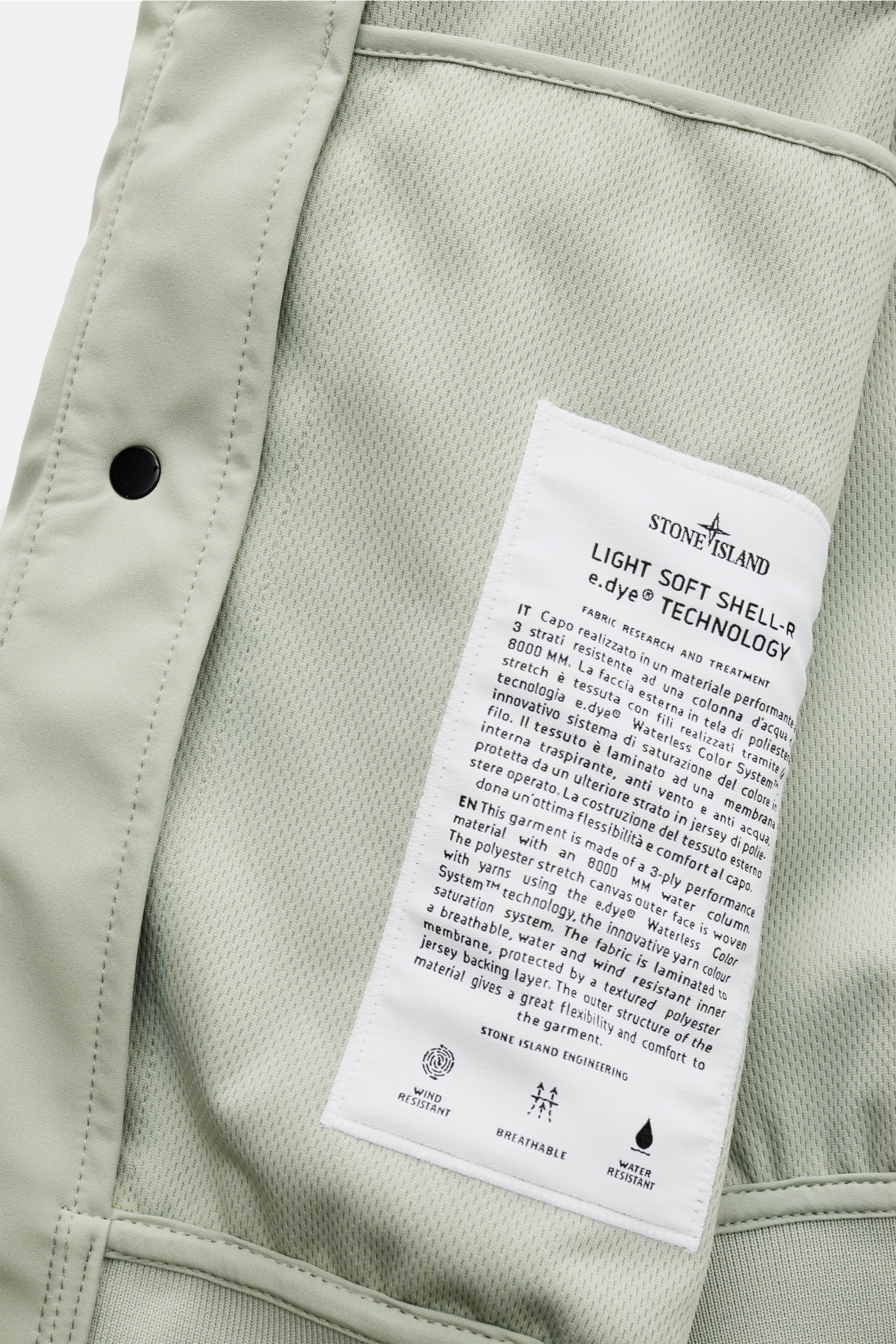 Stone Island Blouson 'Light Soft Shell-R' salbei, Detailansicht Innenfutter mit Mesh, Label, wind- und wasserabweisend, hoher Komfort.