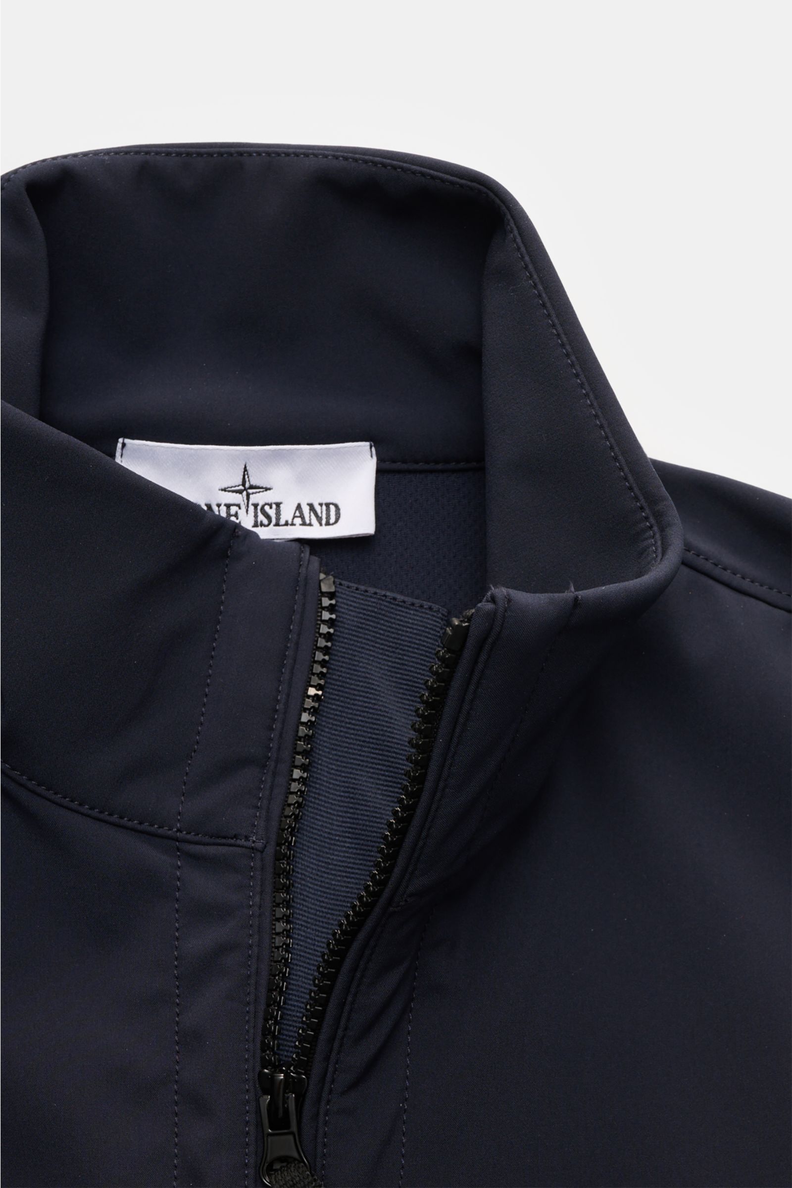 Stone Island Jacke 'Light Soft Shell-R' navy, Nahaufnahme Stehkragen, zwei-Wege-Reißverschluss, glatter Griff, wind- und wasserabweisend, Slim Fit.