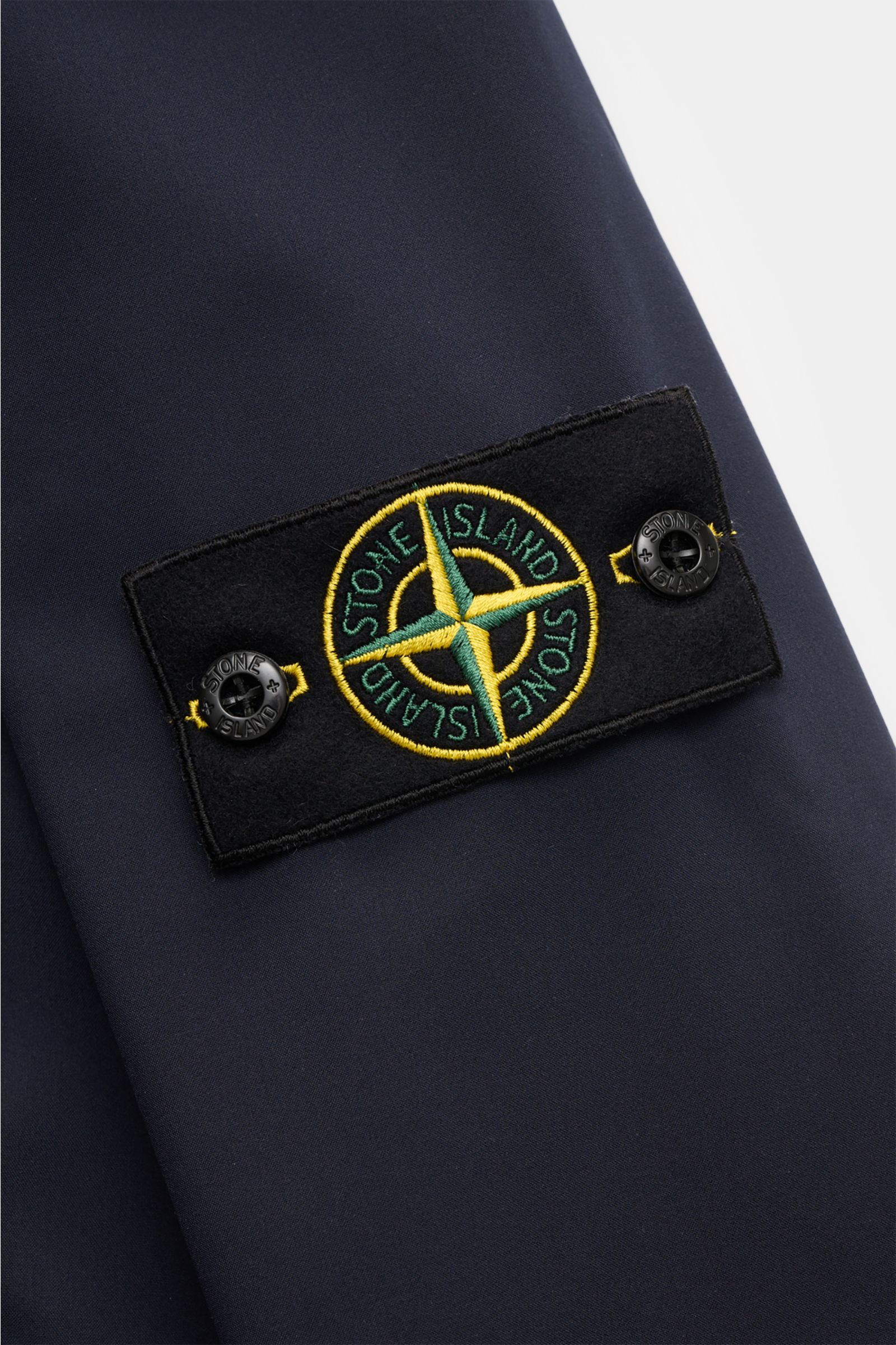 Stone Island Jacke 'Light Soft Shell-R' navy, Nahaufnahme des Kompass-Badges am Ärmel, glatte Microfaser, wind- und wasserabweisend, Slim Fit