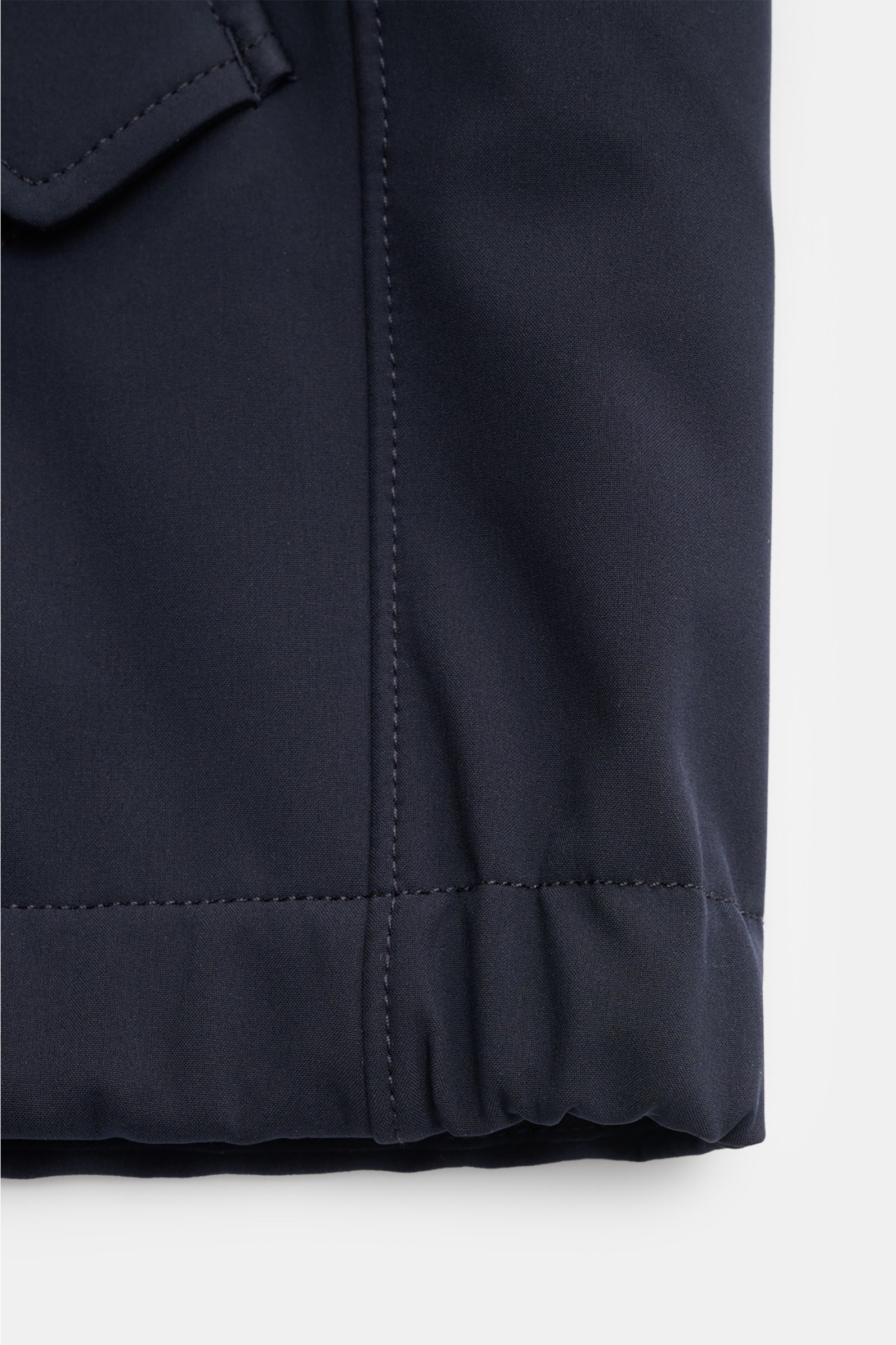 Nahaufnahme der Stone Island Jacke 'Light Soft Shell-R' navy, Detailansicht des elastischen Ärmelbündchens aus glatter, wind- und wasserabweisender Microfaser mit geschmeidigem Futterstoff.