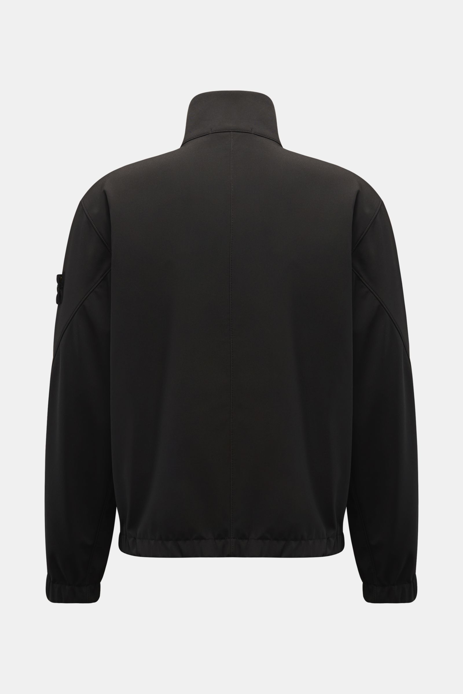 Rückansicht der Stone Island Jacke 'Light Soft Shell-R' schwarz mit Stehkragen, elastischen Bündchen, Kompass-Badge, wind- und wasserabweisendem Softshell-Material.