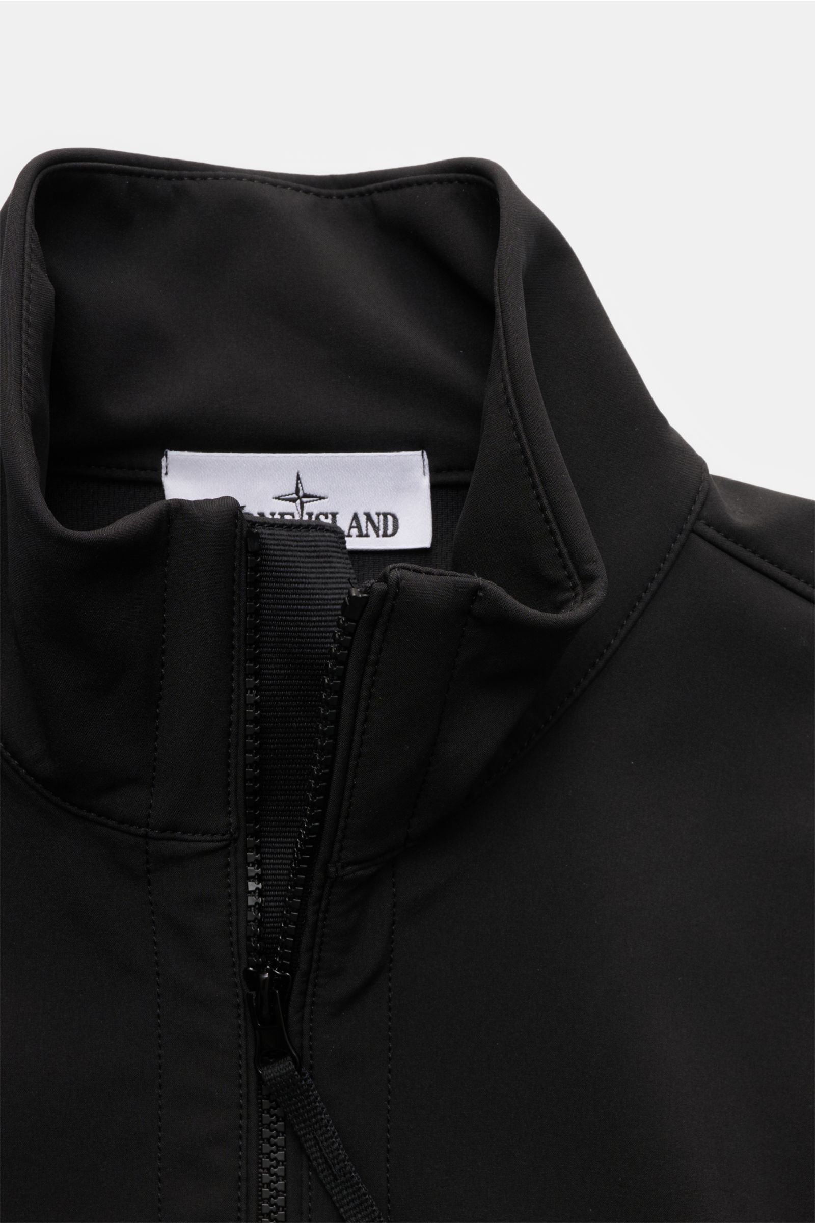 Close-up front view of Stone Island Jacke 'Light Soft Shell-R' schwarz with stand-up collar, two-way zipper, made of smooth, wind- and water-resistant microfiber. 

Description to include:  
Stil trifft Funktion: Die Soft Shell Jacke von STONE ISLAND ü