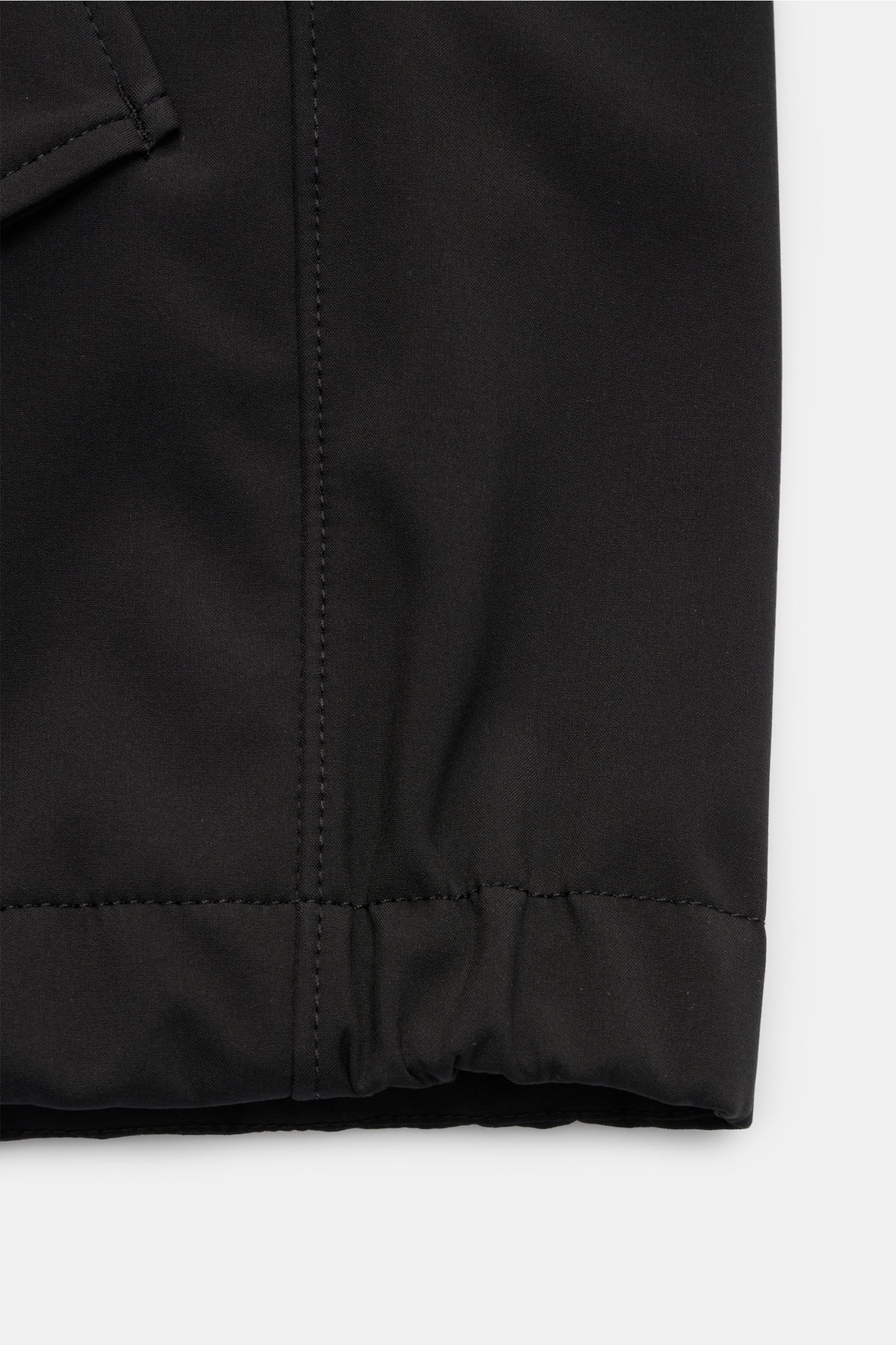 Nahaufnahme des elastischen Ärmelbündchens der Stone Island Jacke 'Light Soft Shell-R' schwarz aus hochwertiger, wind- und wasserabweisender Microfaser.